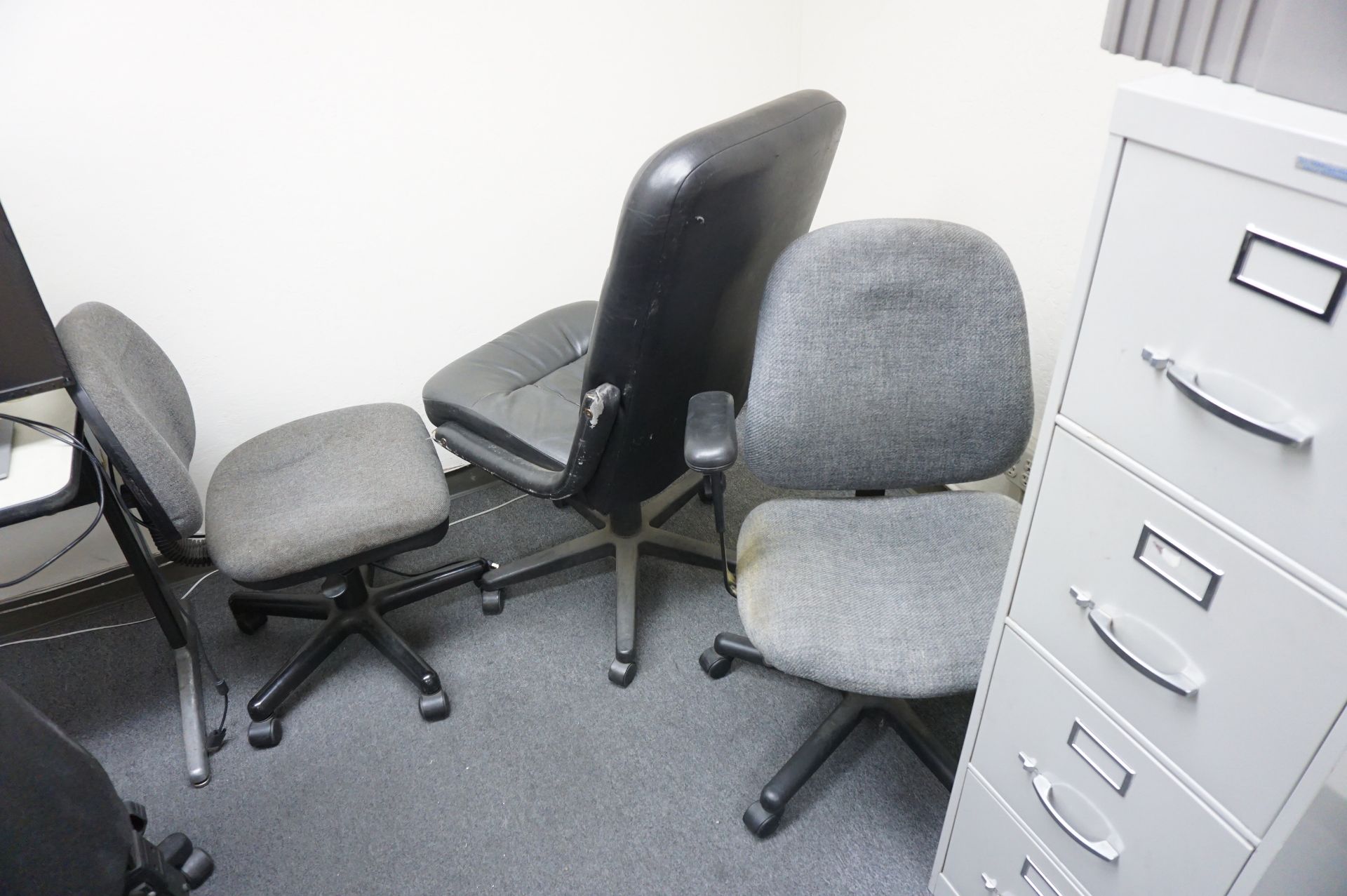 OFFICE NEAR INSPECTION WITH CONTENTS TO INCLUDE BUT NOT LIMITED TO: (3) OFFICE DESKS, (1) FILE - Bild 4 aus 10