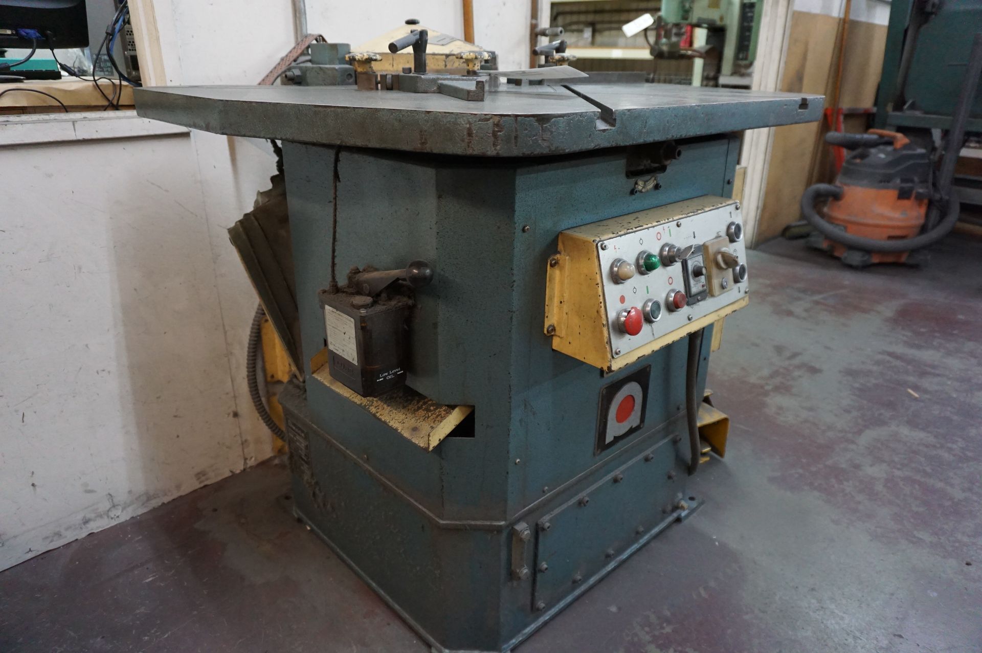 1983 AMADA CS-220 NOTCHER, 3 PHASE, 10 TON CAPACITY, 8 5/8" X 8 5/8" CAPACITY, 1/8" CAPACITY, WEIGHT - Image 2 of 4