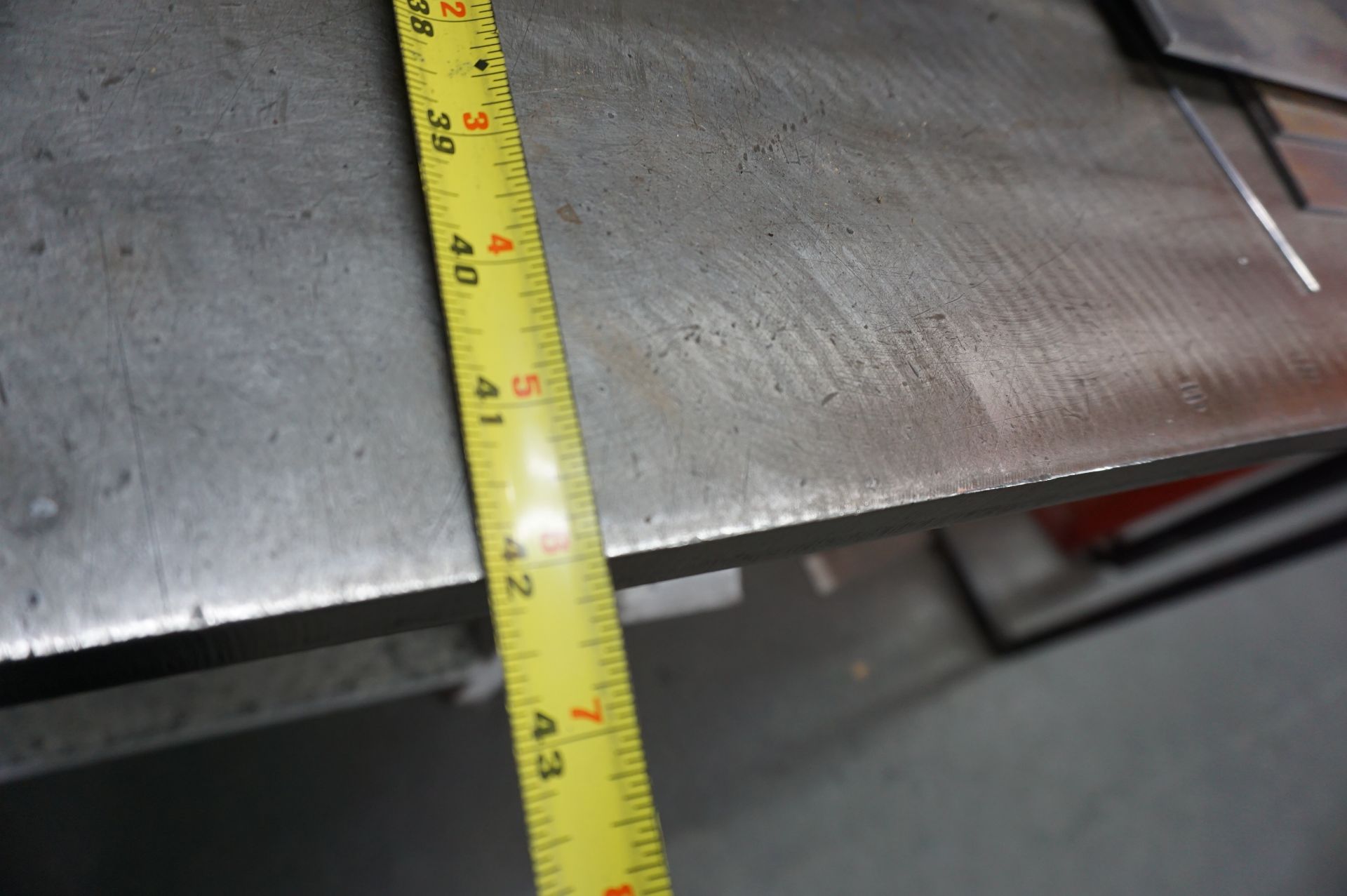 TABLE USED FOR TIG WELDING. 42" X 72" WORKING AREA, 1" THICK HEAVY STEEL TOP, 35" H, NO CONTENTS - Bild 3 aus 6