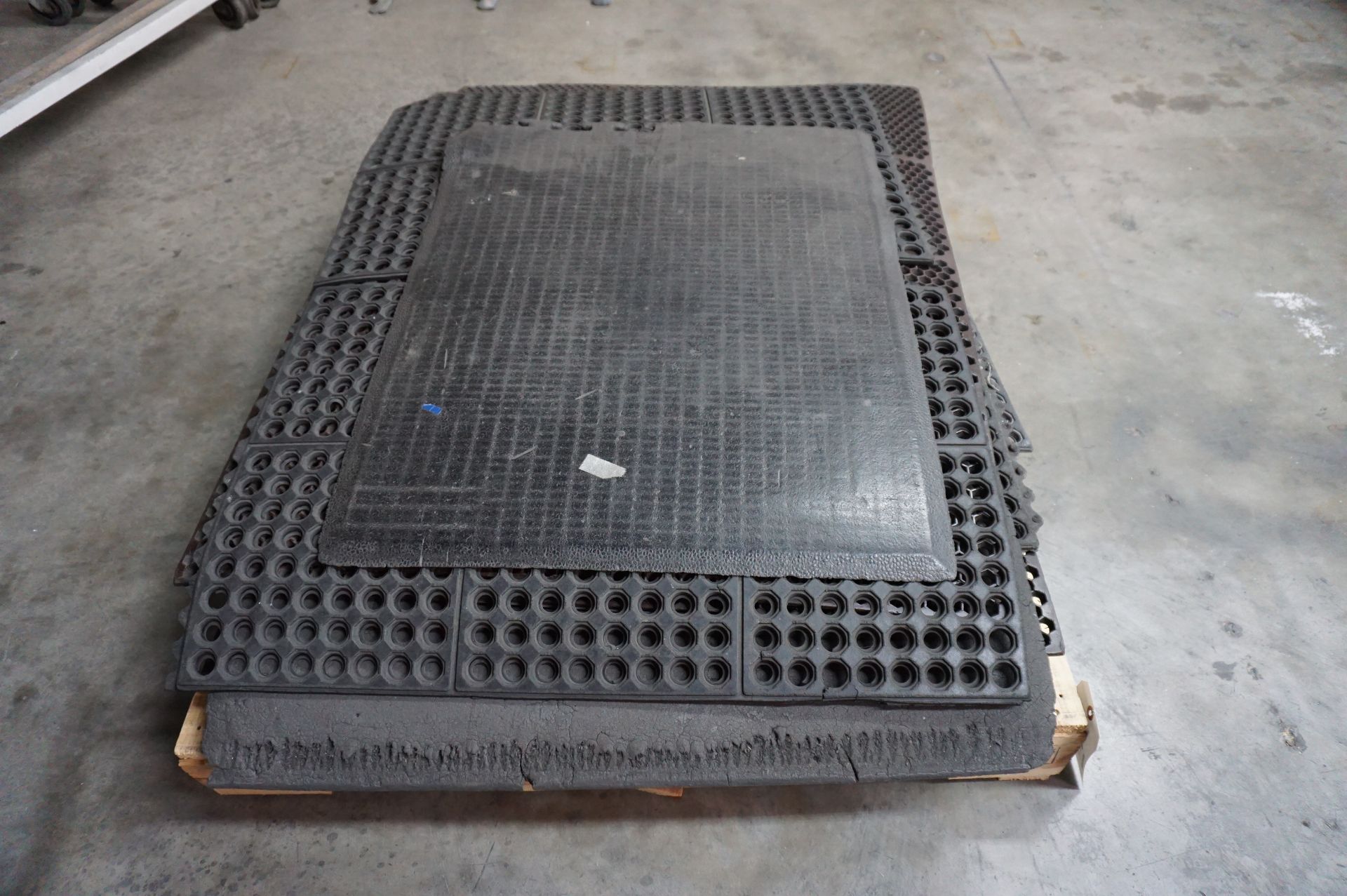 PALLET OF ANTI FATIGUE AND NON SLIP RUBBER SHOP MATS - Image 2 of 2