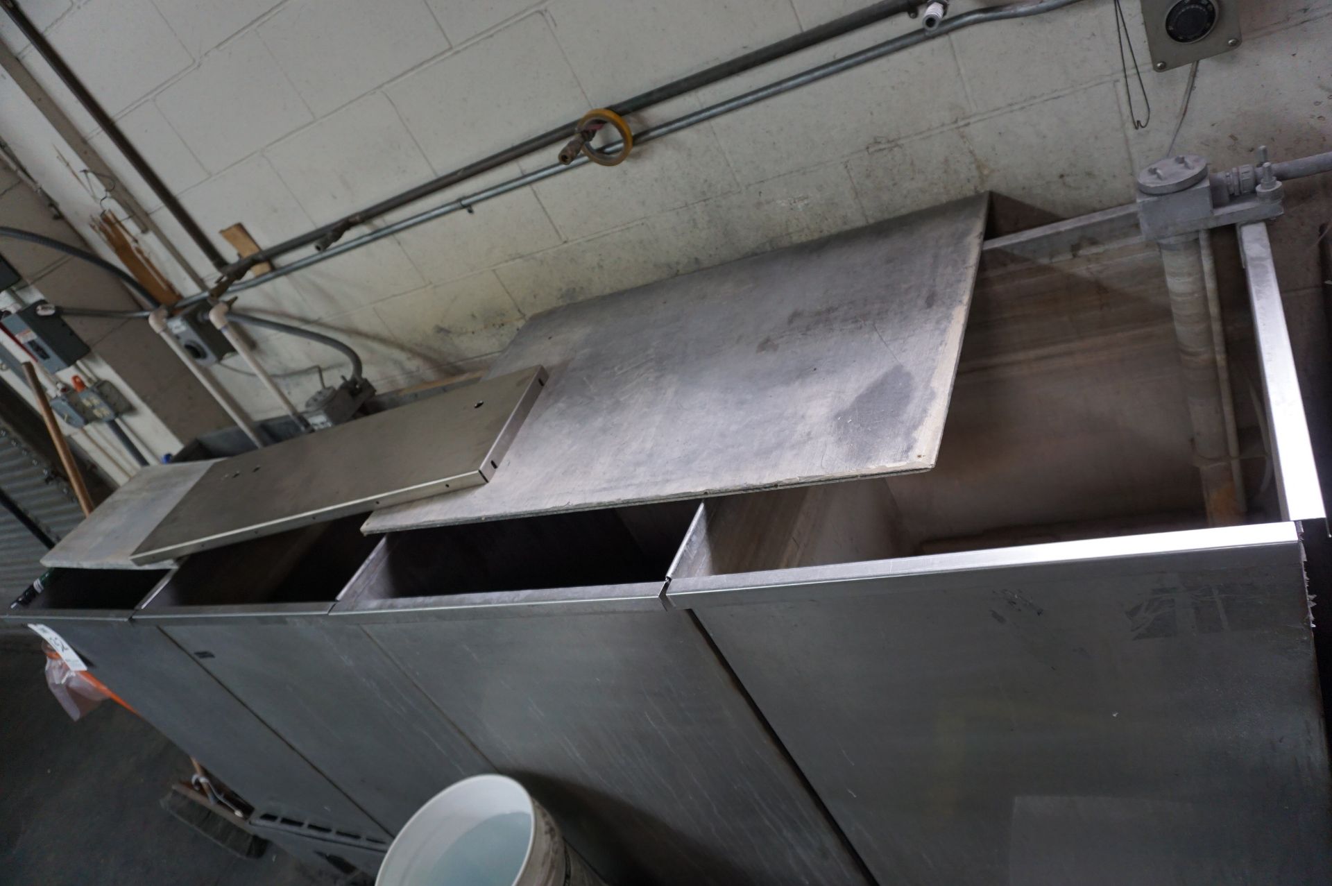 4 CONTAINER STAINLESS STEEL CLEANING AND FINISHING STATION FOR POWDER COATING, (4) STAINLESS STEEL - Image 4 of 7