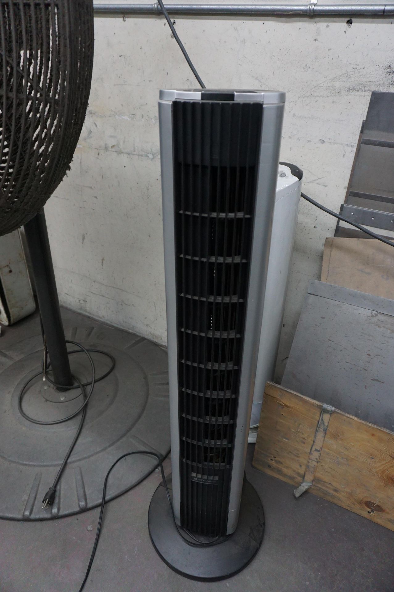 FAN LOT TO INCLUDE BUT NOT LIMITED TO: DAYTON INDUSTRIAL FAN, BIONAIRE TOWER FAN, HONEYWELL TOWER - Image 2 of 5