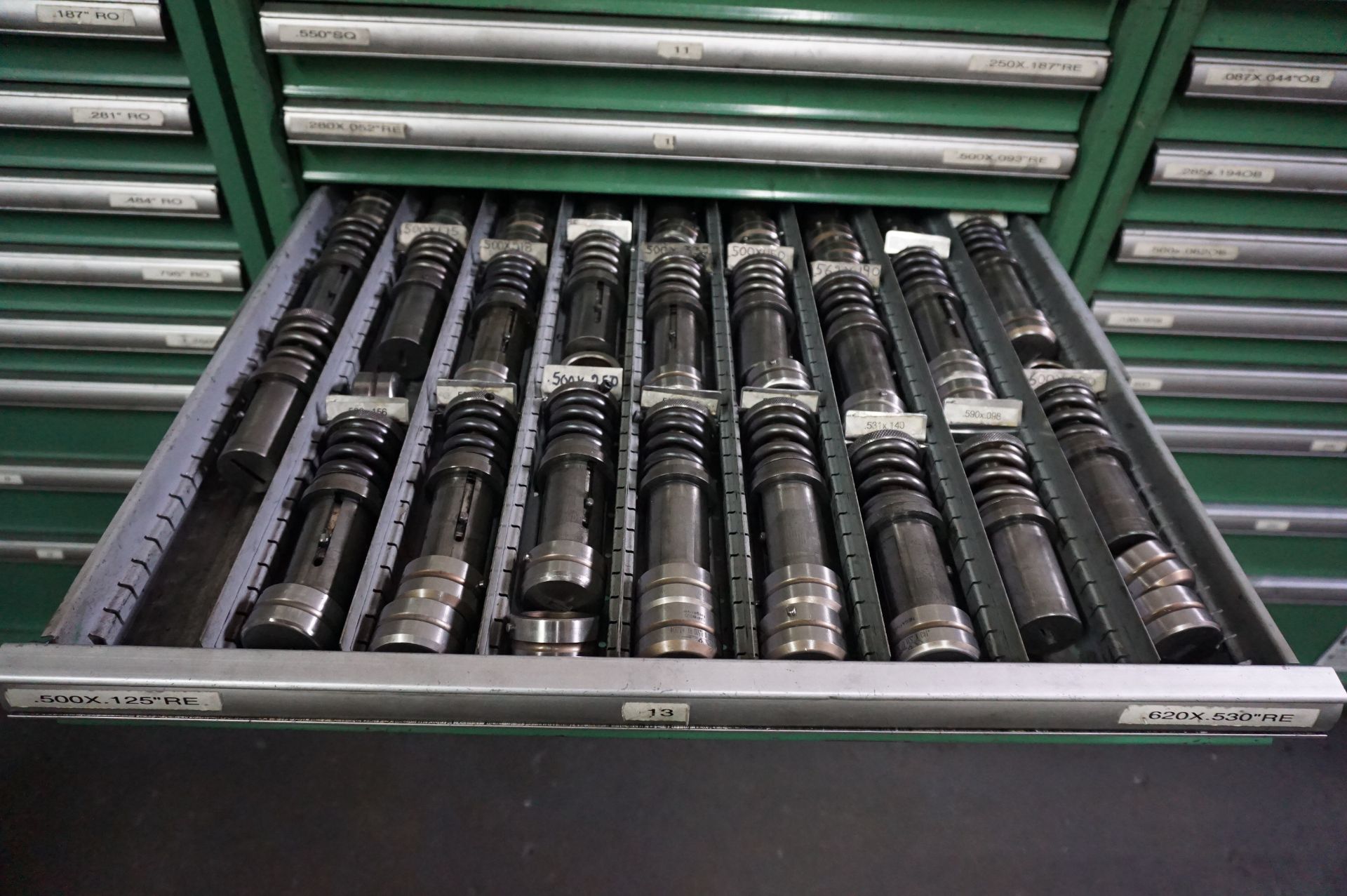 CONTENTS OF 9 DRAWER CABINET TO INCLUDE: .094" SQUARE PUNCHES - .550" SQUARE PUNCH TOOLING 1 1/4" - Bild 4 aus 9
