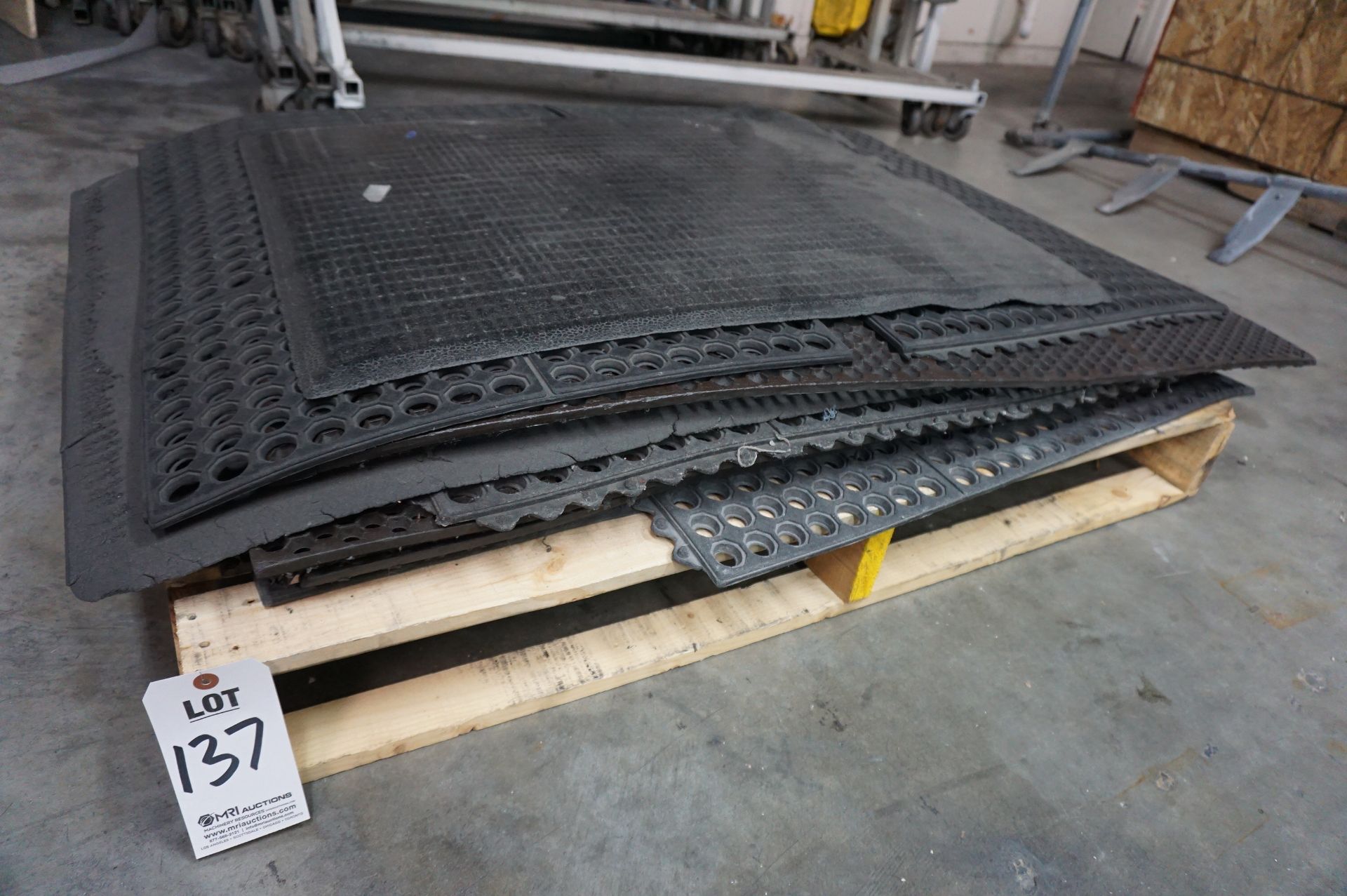 PALLET OF ANTI FATIGUE AND NON SLIP RUBBER SHOP MATS