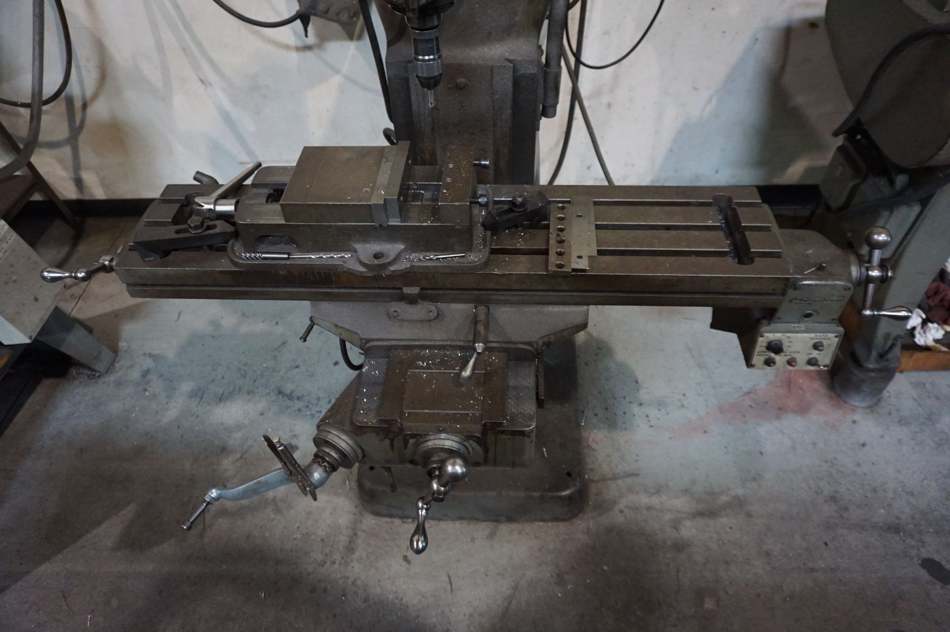 RIDGEPORT SERIES 1 2 HP KNEE MILL S/N J235490 WITH BRIDGEPORT 2 AXIS DIGITAL READ OUT AND 6" MACHINE - Image 2 of 5