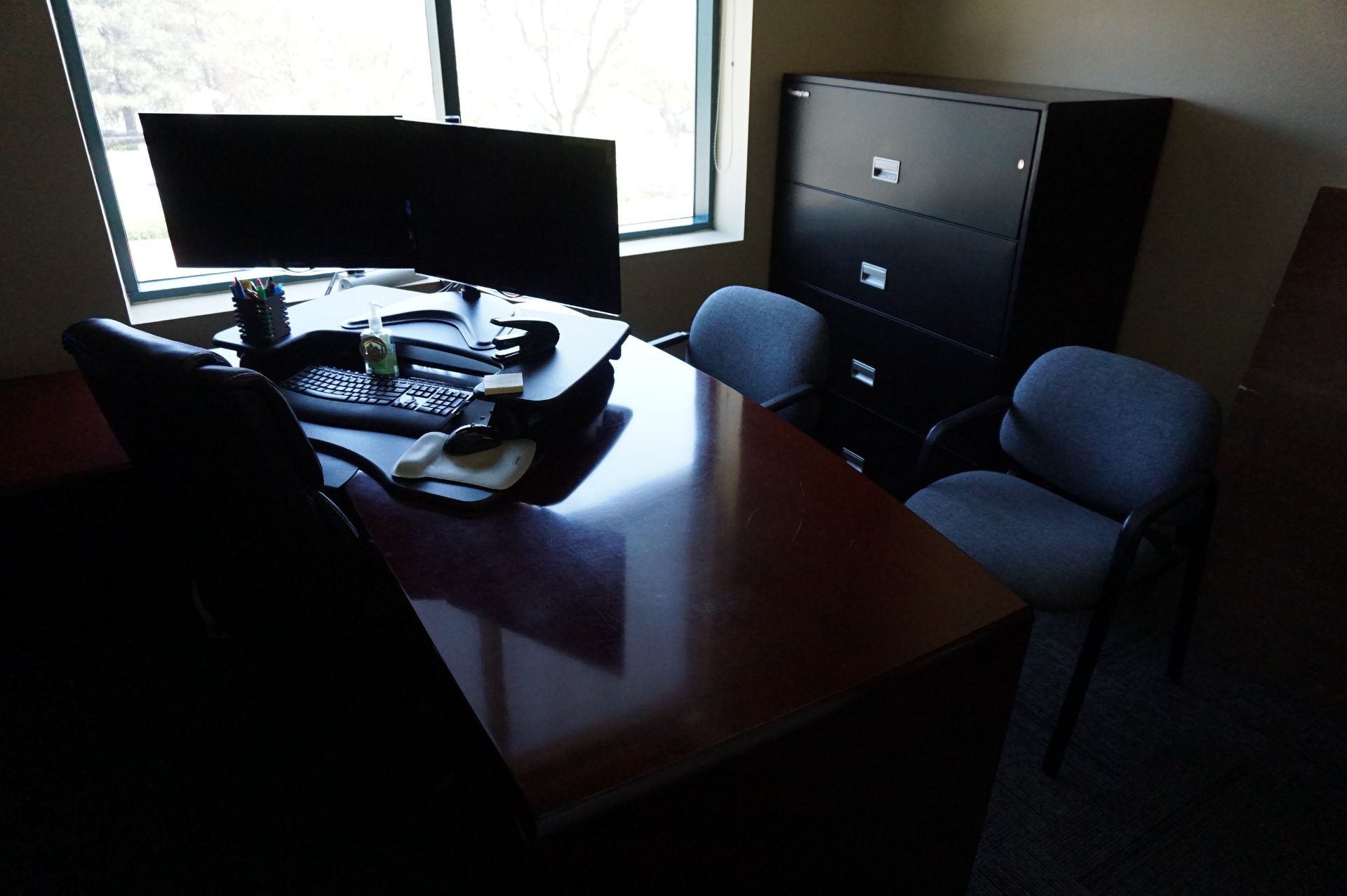 SECOND FLOOR OFFICE TO INCLUDE: HIGH END EXECUTIVE DESK, 2 MONITOR STAND KEYBOARD, EXECUTIVE - Image 4 of 6