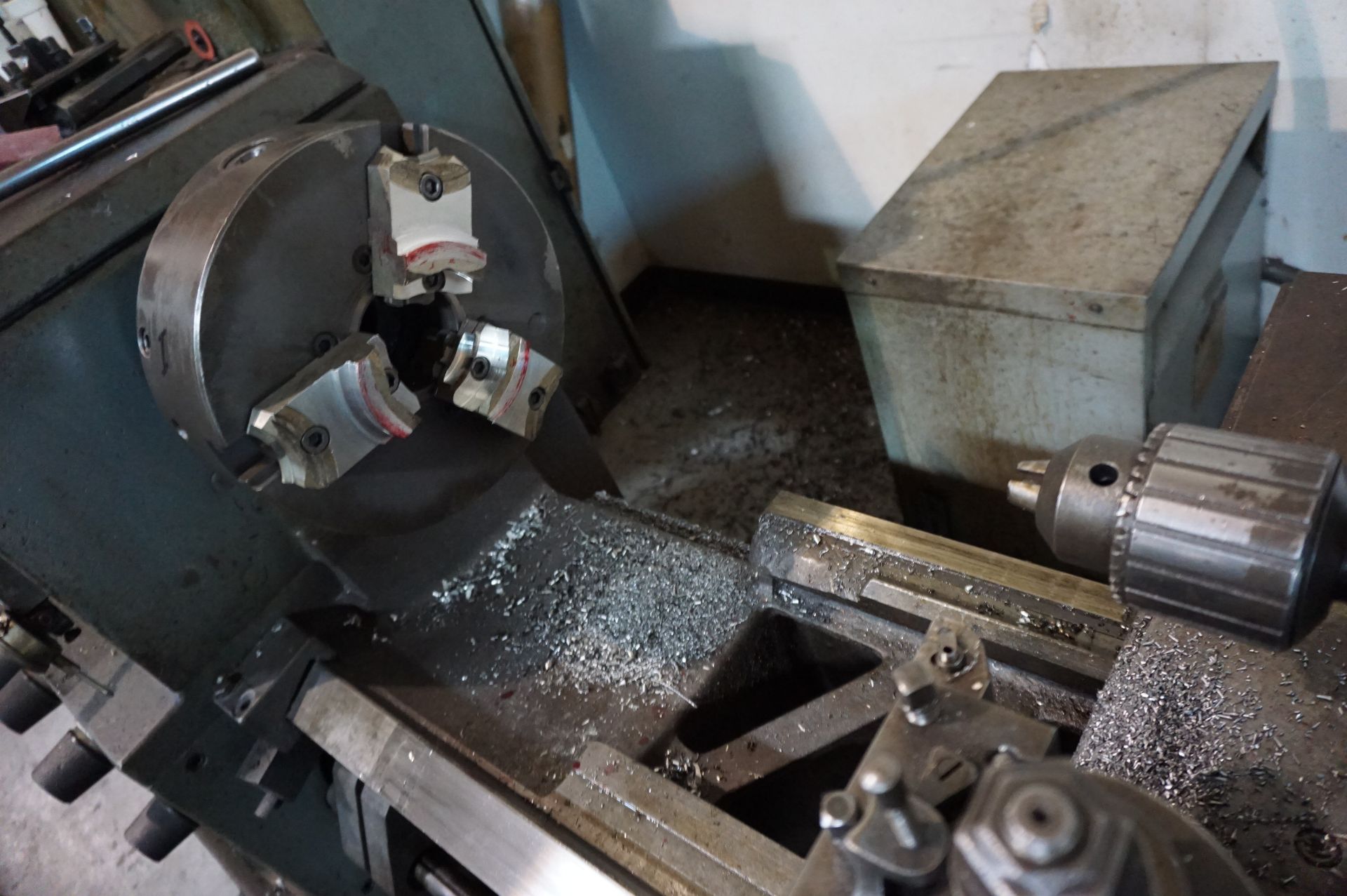 1970 H.E.S. MACHINE LATHE 20" X 80", MODEL 550, S/N 11540 WITH 10" CHUCK, KEYED CHUCK ON TAILSTOCK - Image 4 of 10