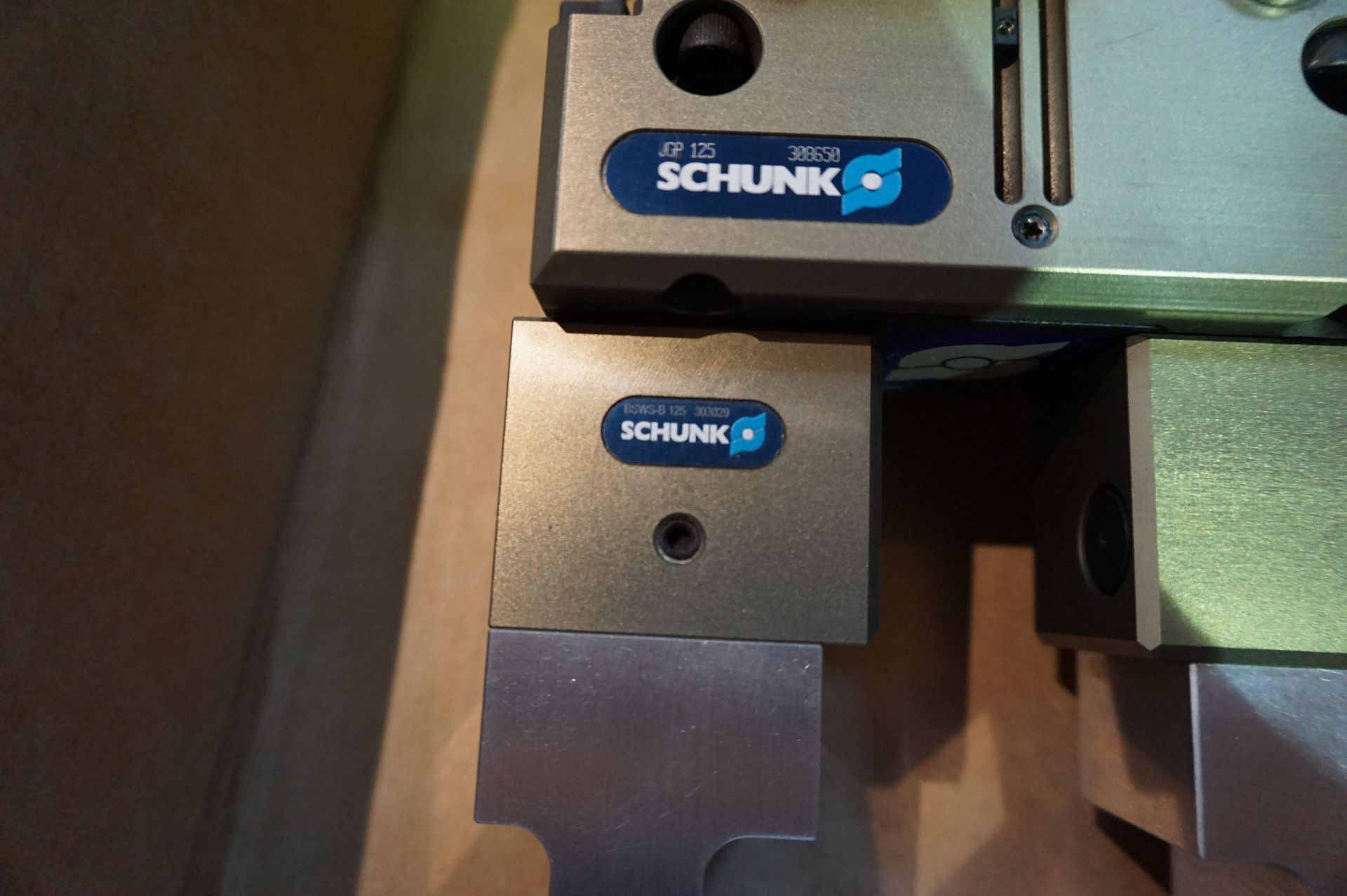 SCHUNK ELECTRIC GRIPPER ASSEMBLY FOR ROBOT, PRECISION GRIPPER, 2 JAW, GRIP EXTENSIONS - Image 3 of 5