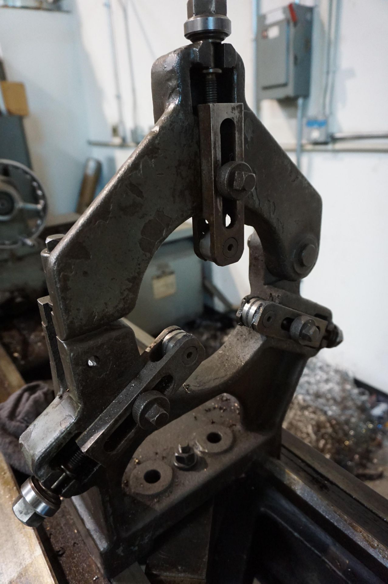 1970 H.E.S. MACHINE LATHE 20" X 80", MODEL 550, S/N 11540 WITH 10" CHUCK, KEYED CHUCK ON TAILSTOCK - Image 8 of 10