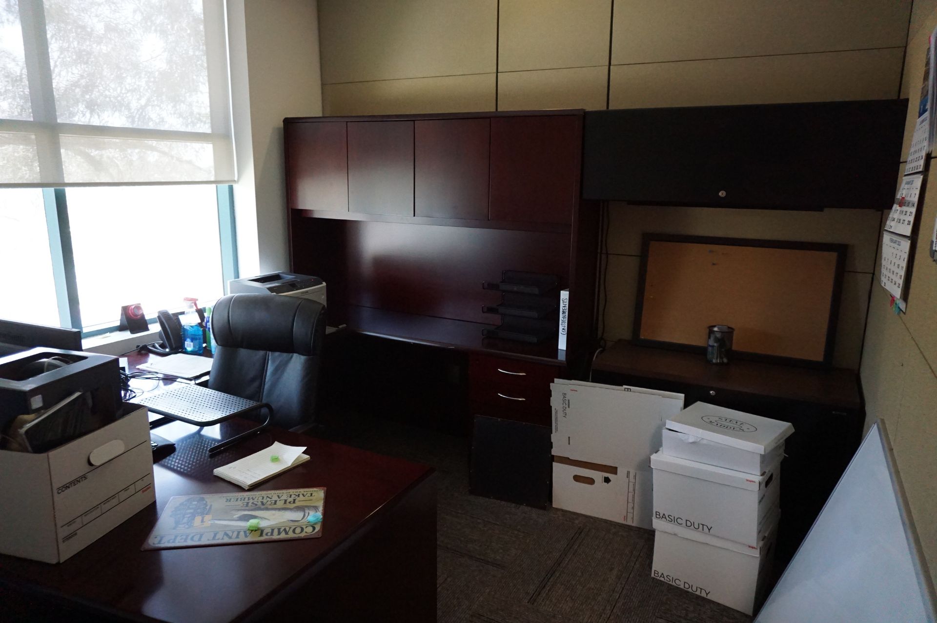 SECOND FLOOR OFFICE TO INCLUDE: HIGH END EXECUTIVE DESK, 2 MONITOR STAND KEYBOARD, EXECUTIVE - Image 3 of 4