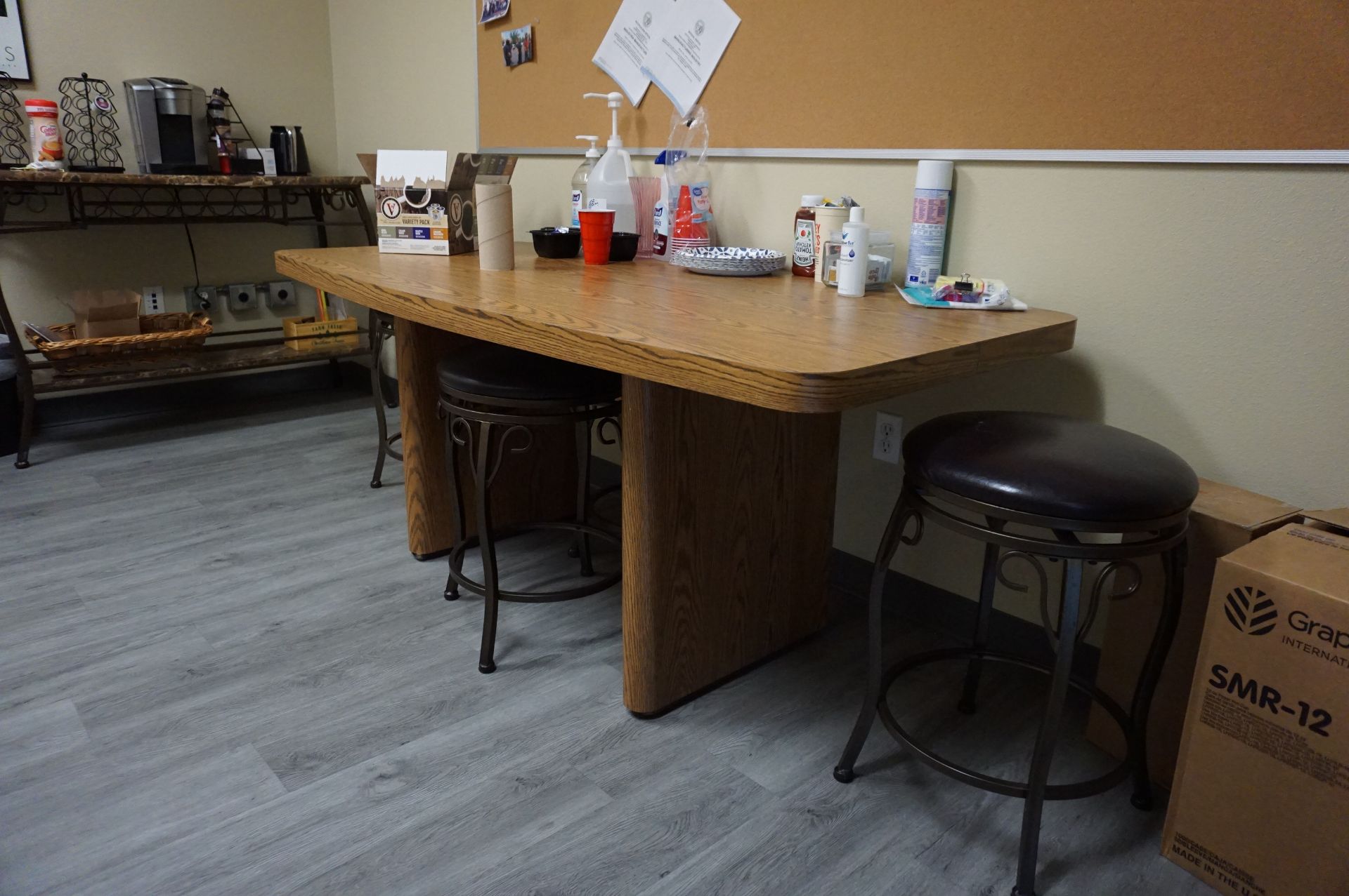 SECOND FLOOR BREAK ROOM TO INCLUDE: TABLE, STOOLS, MARBLE TABLE, LARGE BULLETIN BOARD, REFRIGERATOR, - Image 3 of 6