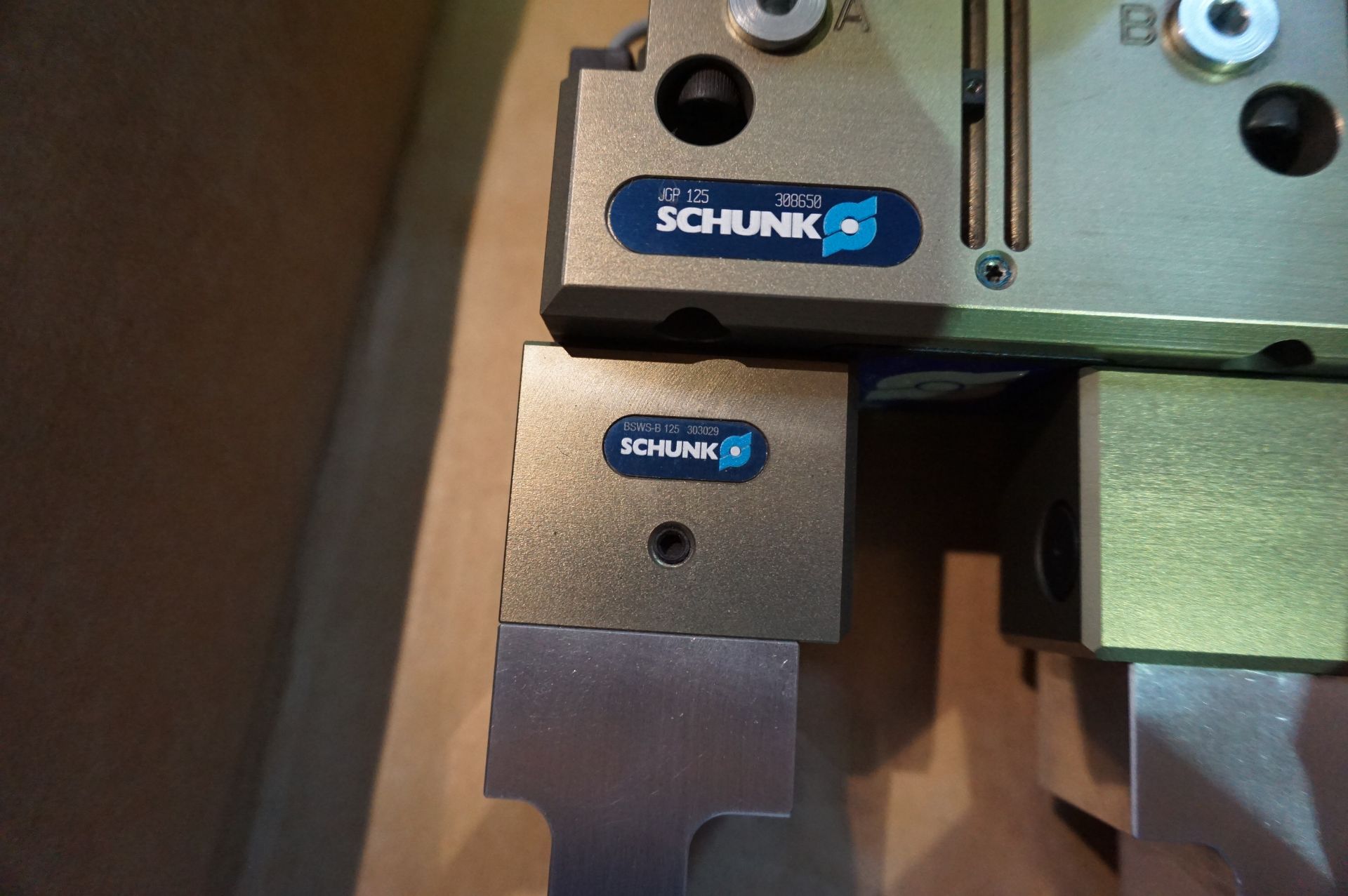 SCHUNK ELECTRIC GRIPPER ASSEMBLY FOR ROBOT, PRECISION GRIPPER, 2 JAW, GRIP EXTENSIONS - Image 4 of 5