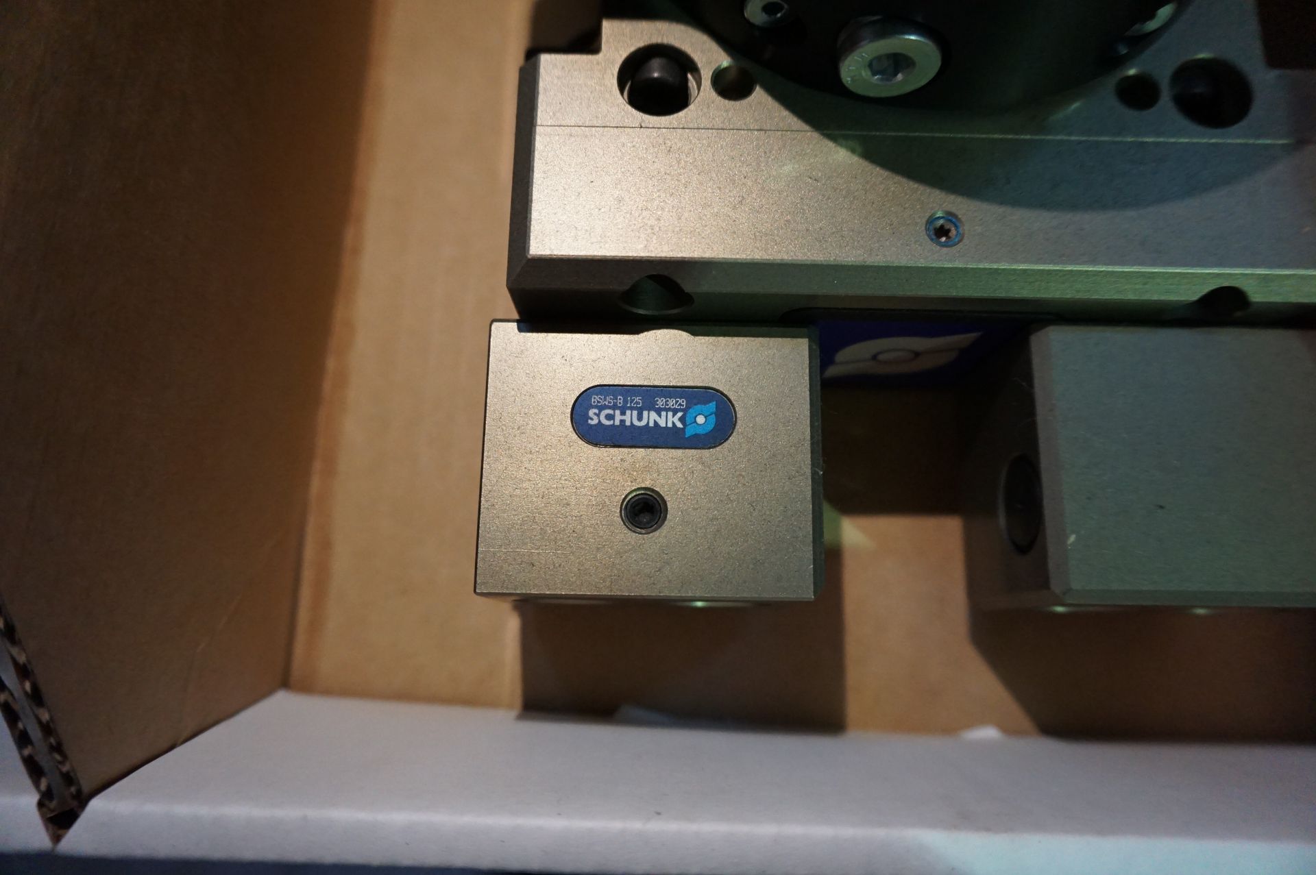 SCHUNK ELECTRIC GRIPPER ASSEMBLY FOR ROBOT, CELLRO 2 JAW DUAL GRIPPER - Image 3 of 3