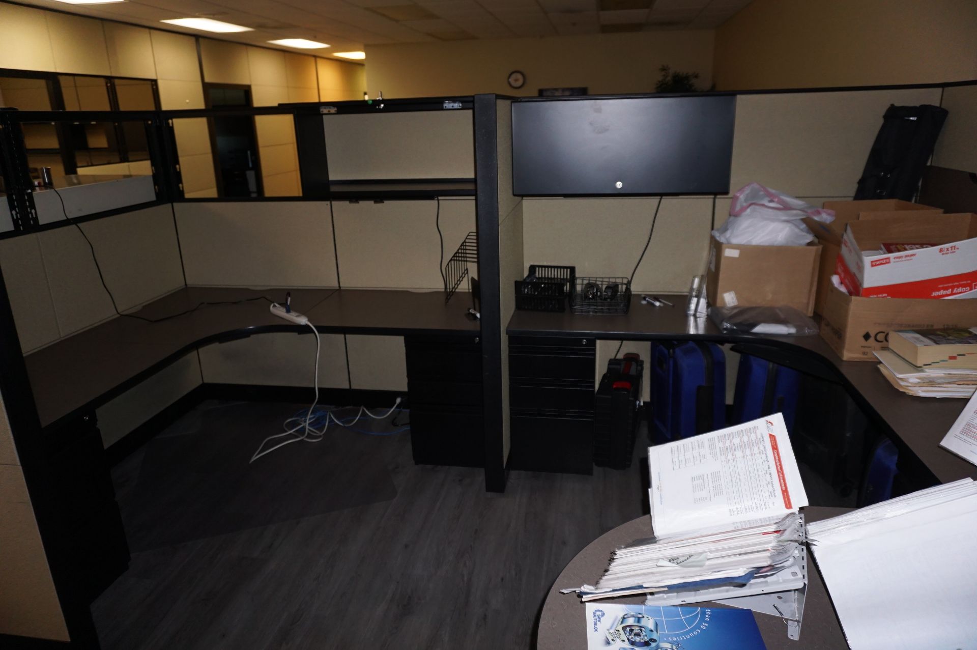 COND FLOOR LARGE OFFICE CUBICLE STATION WITH 8 WORKSTATIONS, 12' X 21' AREA TO INCLUDE DESKS, FILE - Image 9 of 9