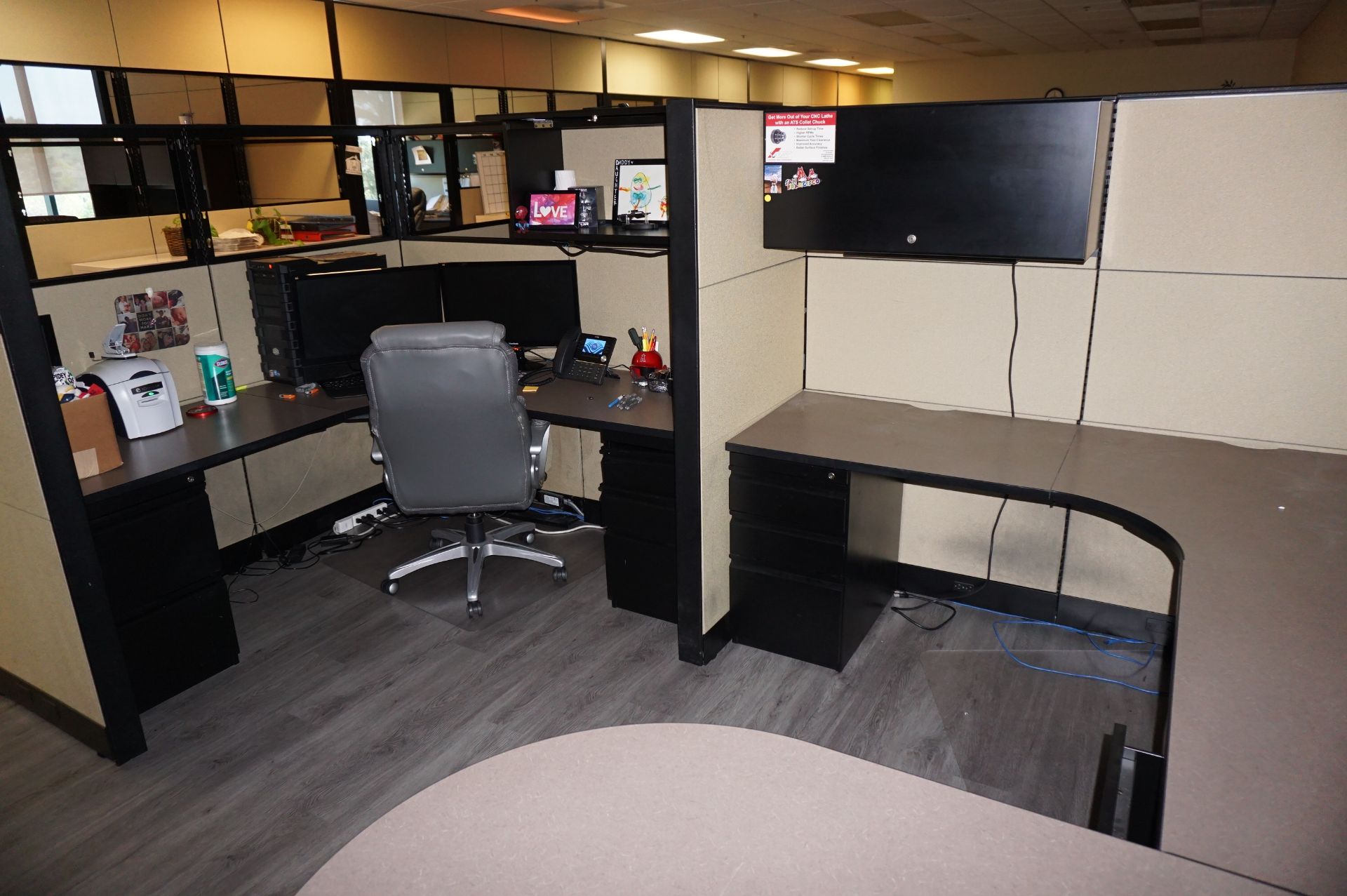 COND FLOOR LARGE OFFICE CUBICLE STATION WITH 8 WORKSTATIONS, 12' X 21' AREA TO INCLUDE DESKS, FILE - Image 8 of 9