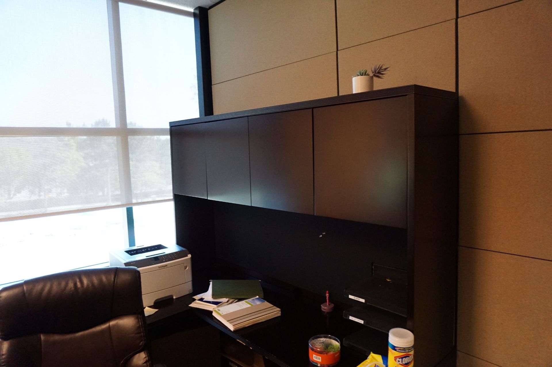 SECOND FLOOR OFFICE TO INCLUDE: HIGH END EXECUTIVE DESK, MONITOR AND STAND KEYBOARD, EXECUTIVE - Image 4 of 5