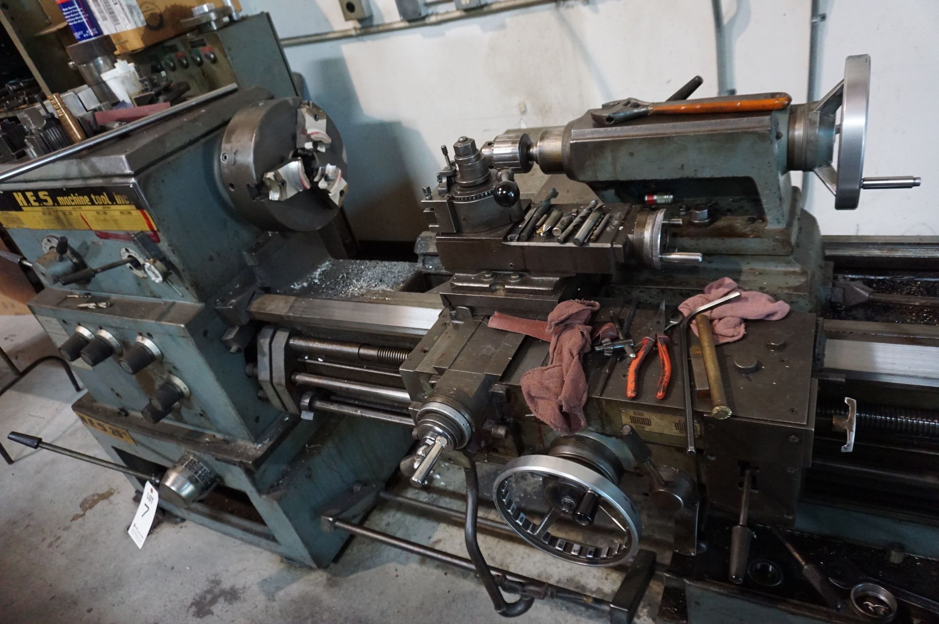 1970 H.E.S. MACHINE LATHE 20" X 80", MODEL 550, S/N 11540 WITH 10" CHUCK, KEYED CHUCK ON TAILSTOCK - Image 3 of 10