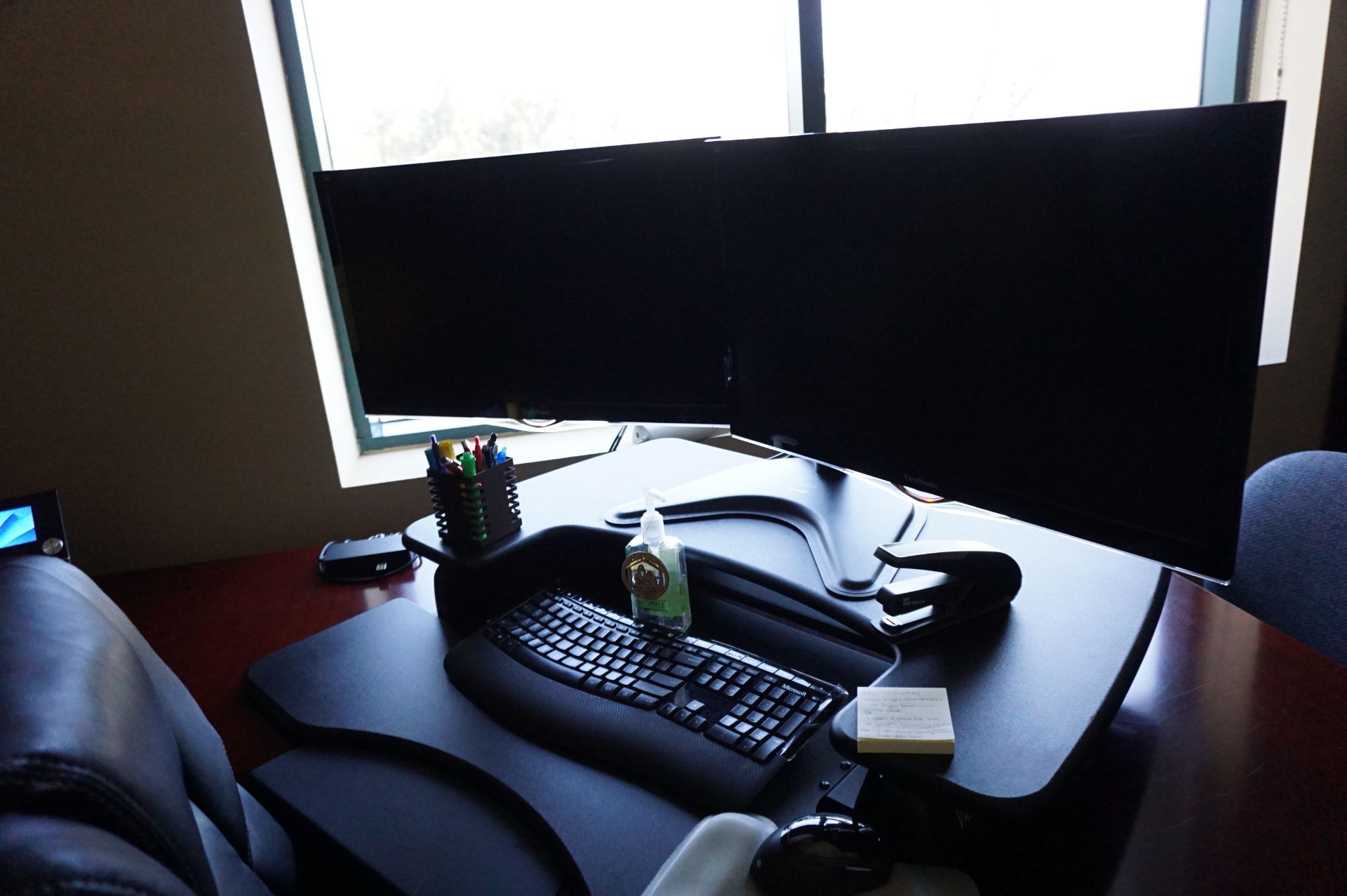 SECOND FLOOR OFFICE TO INCLUDE: HIGH END EXECUTIVE DESK, 2 MONITOR STAND KEYBOARD, EXECUTIVE - Image 5 of 6