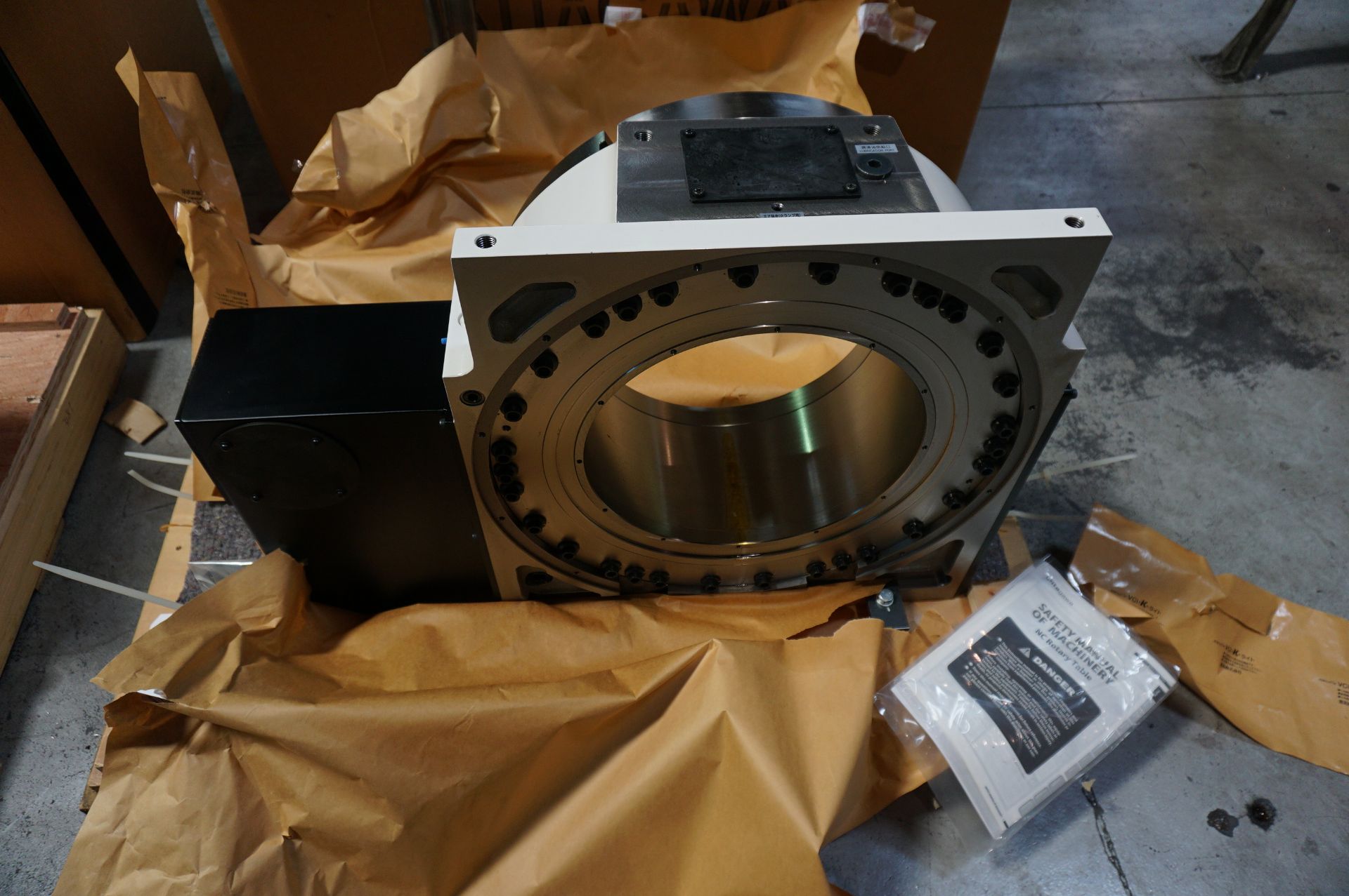 NEVER USED IN ORIGINAL BOX - 2012 KITIGAWA TP530RHE01 4TH AXIS BIG BORE ROTARY TABLE, WEIGHT 350 KG