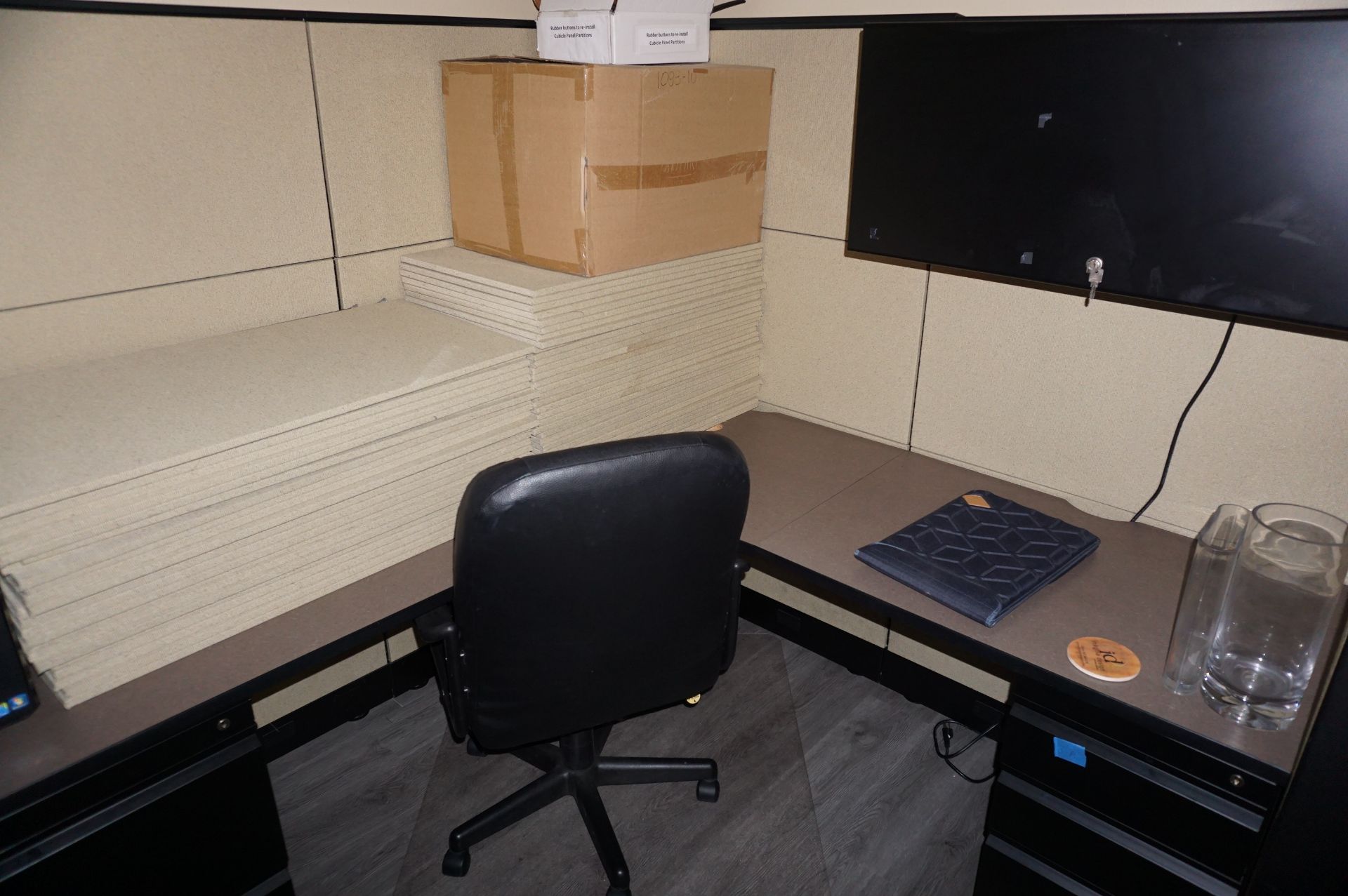 COND FLOOR LARGE OFFICE CUBICLE STATION WITH 8 WORKSTATIONS, 12' X 21' AREA TO INCLUDE DESKS, FILE - Image 7 of 9