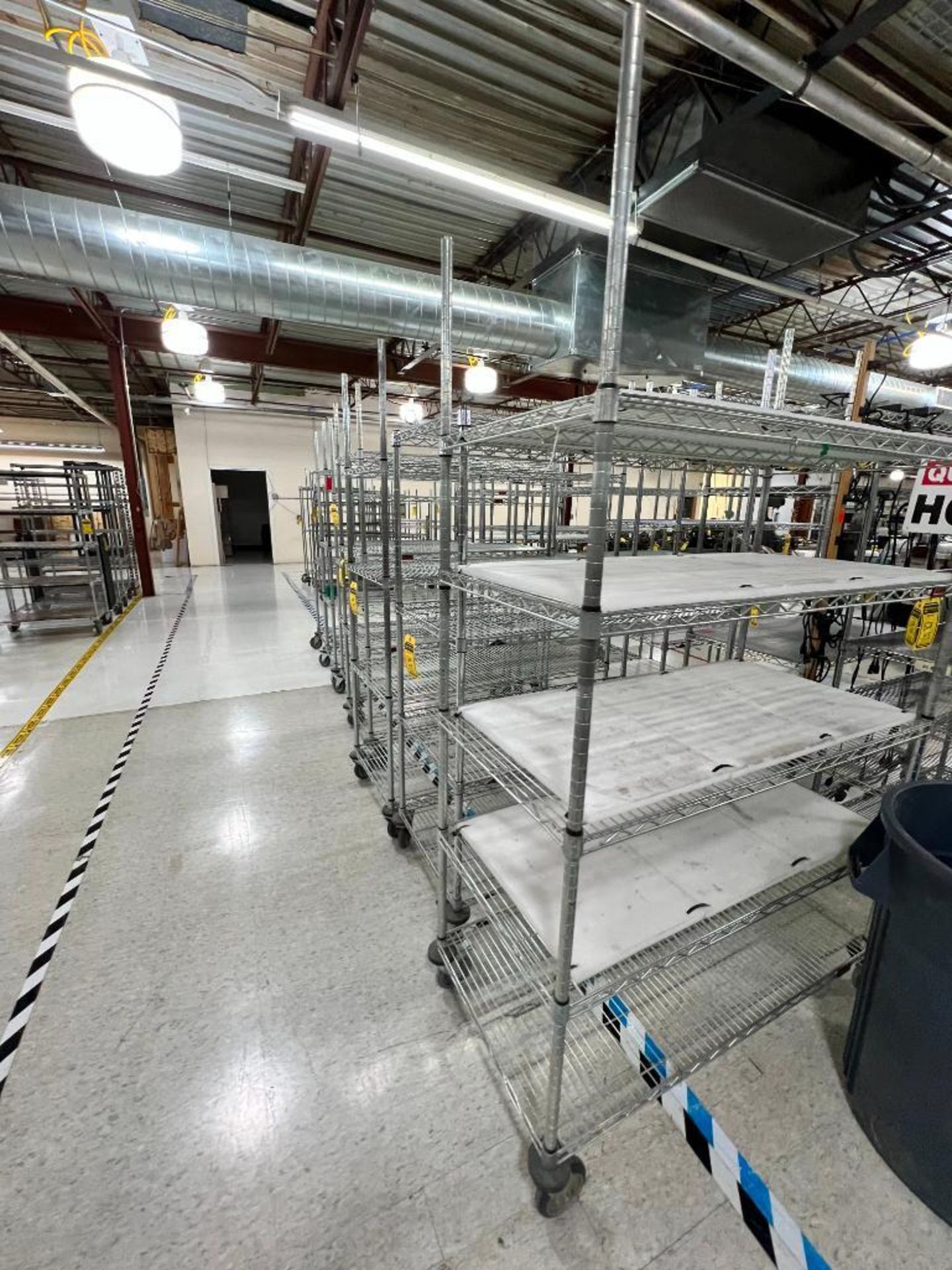 Wire Group Rack { Group of lots: 528, 529 } (15x) Rolling Wire Racks, 24