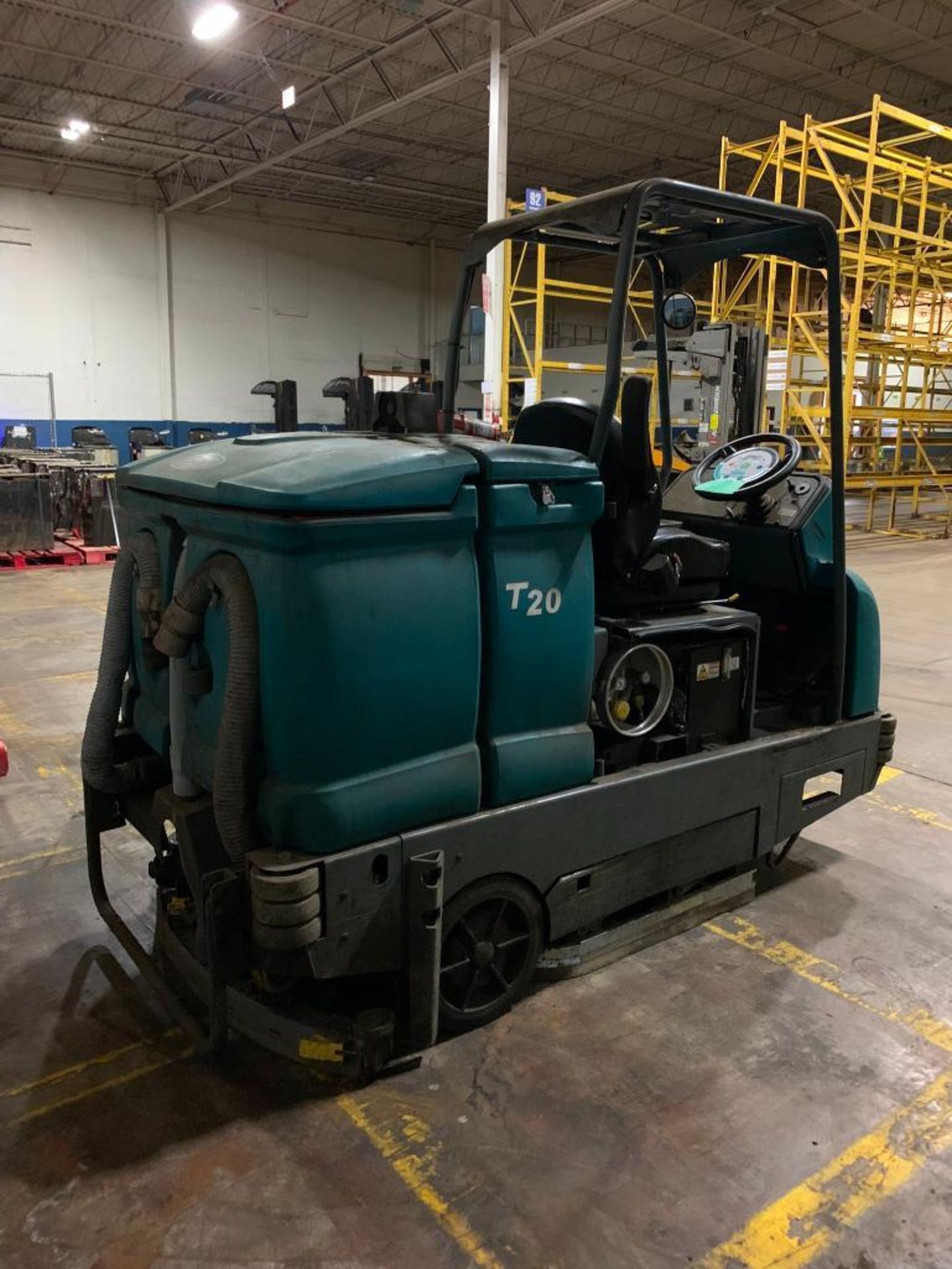 Tennant T-20 Ride-On Floor Scrubber, LPG, S/N T20-10976, 1,356 Hours ($100 Loading Fee will be added - Image 4 of 6