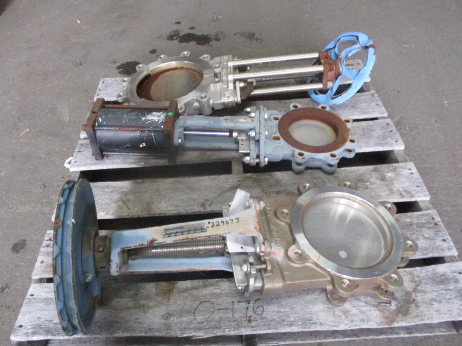 (3) Knife Gate Valves, True-Line 10" Stainless, Davis 6" Iron, Dezurik 8" Stainless - Image 2 of 4