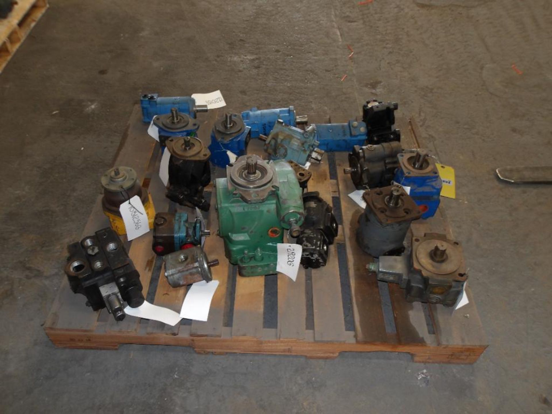 (19) Hydraulic Pumps & Gear Motors; Dennison, Parker, Rexroth, Eaton, John Deere, Sauer/Danfoss, Nac - Bild 2 aus 4