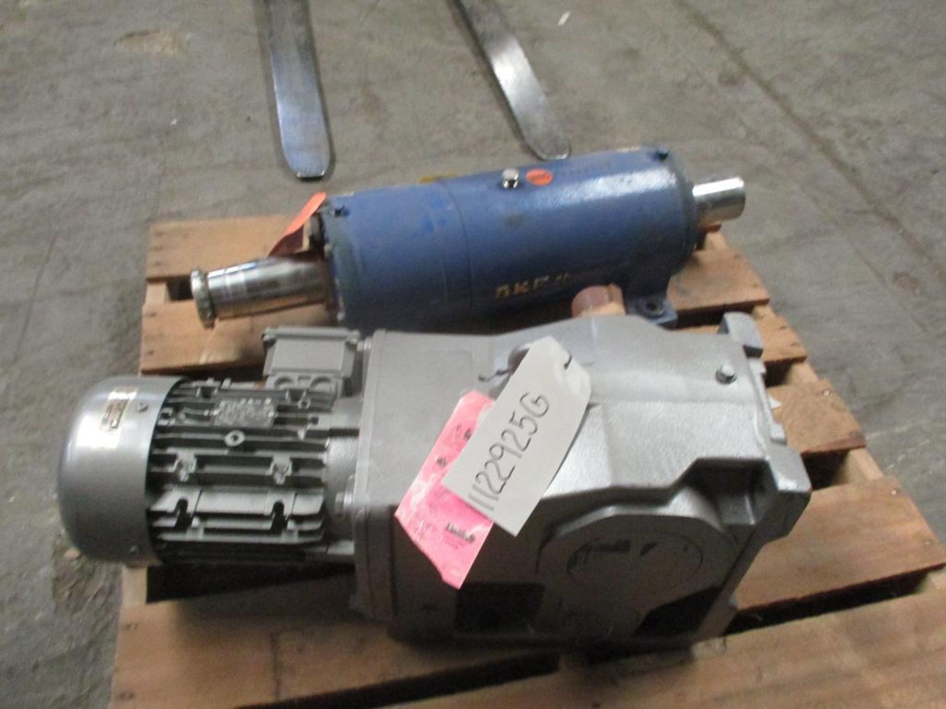 Nord 3 HP Gear Motor, Ratio: 117.79/1, SKF Bearing Unit Housing - Image 2 of 4