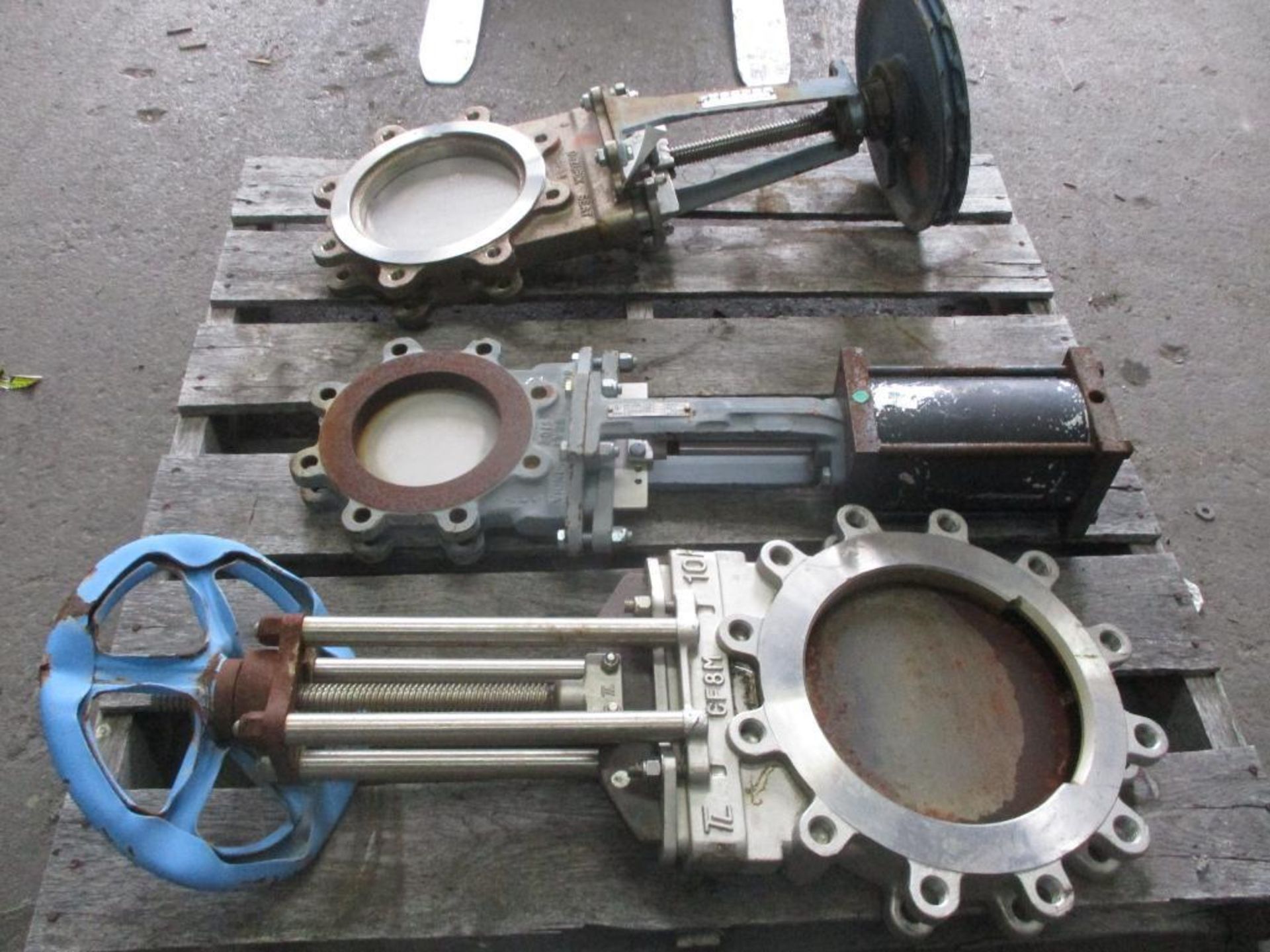 (3) Knife Gate Valves, True-Line 10" Stainless, Davis 6" Iron, Dezurik 8" Stainless - Image 3 of 4