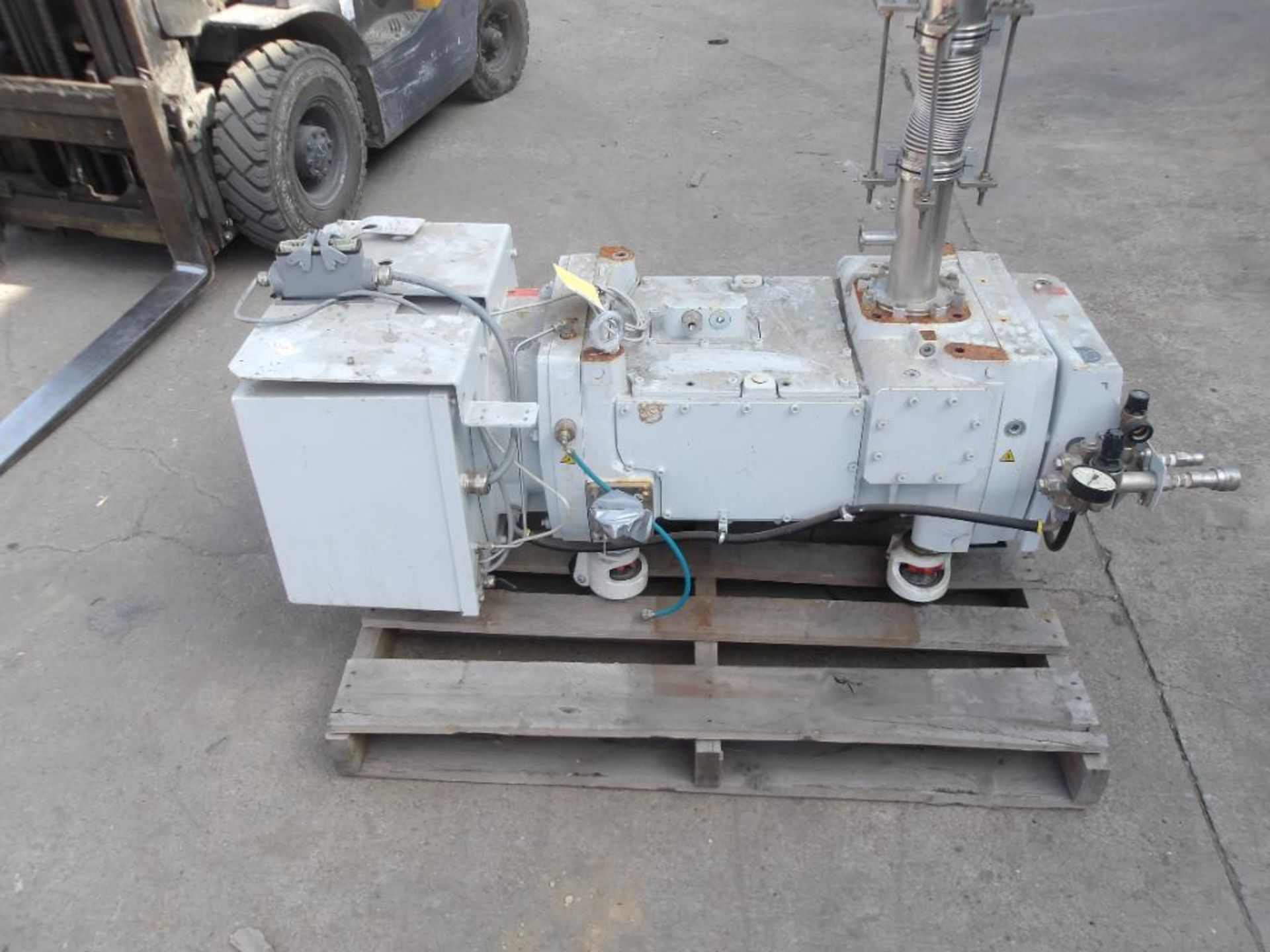 Oerlikon Leybold Sanitary Vacuum Pump, Type V135A, 400 V, Mass: 590 Kg (Used)