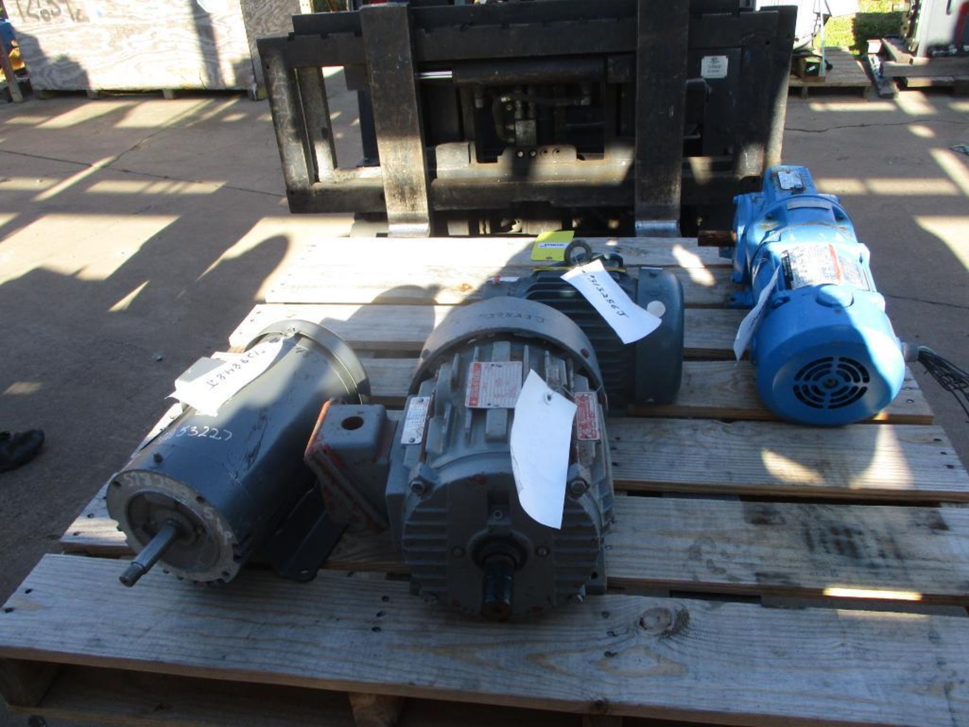 (1) Baldor 5HP Motor, (1) GE 5HP, (1) Baldor 5HP, (1) Reliance 3/4HP Gearmotor - Image 2 of 3