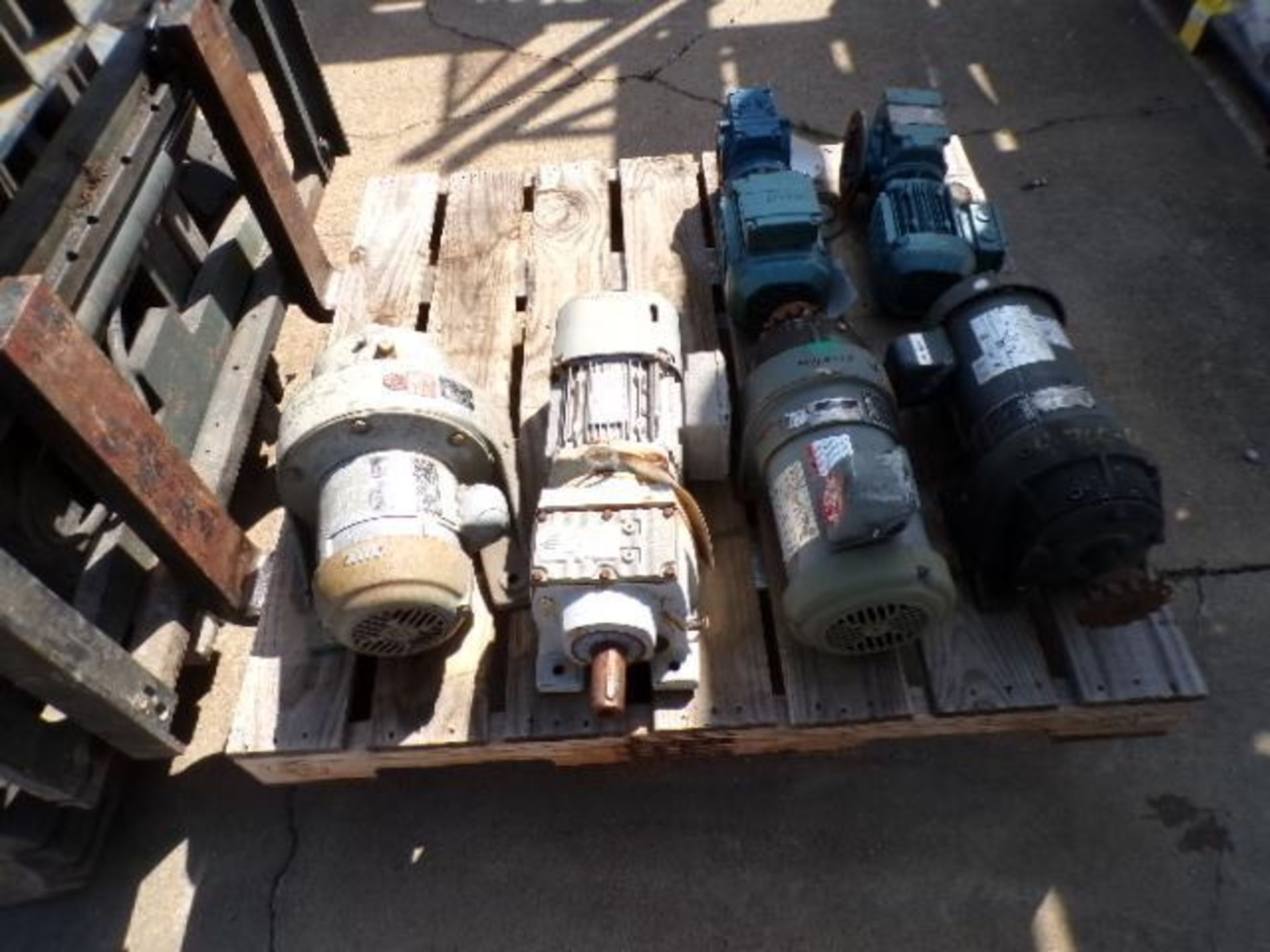 Pallet of Assorted Gear Motors, Various Sizes (Used)