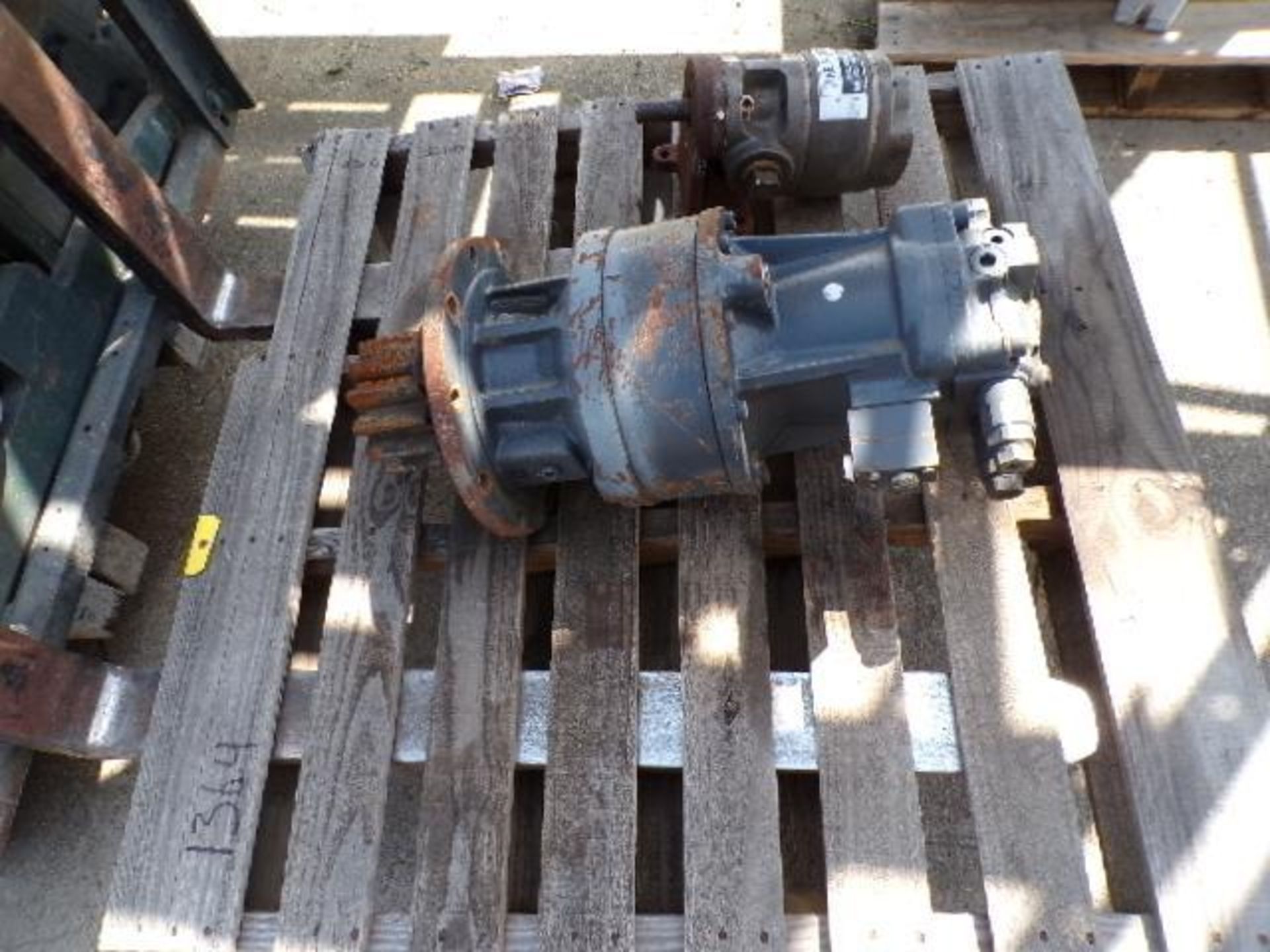 Pallet w/ (1) Doosan Hydraulic Piece & (1) Brown & Sharpe Rotary Gear Pump (Used)