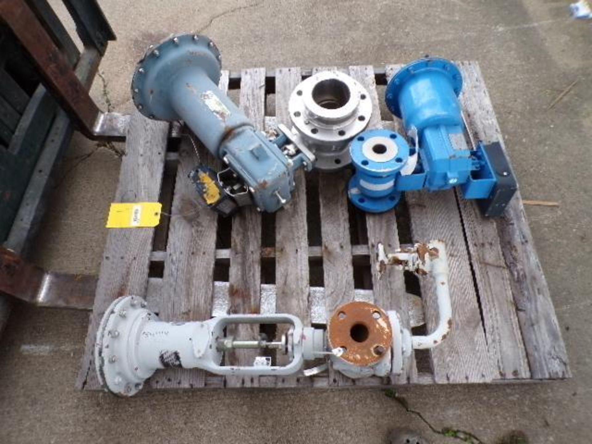 Pallet w/ (1) 1-1/2" Fisher Valve & (2) Ball Valves w/ Actuators (Used) - Image 3 of 3