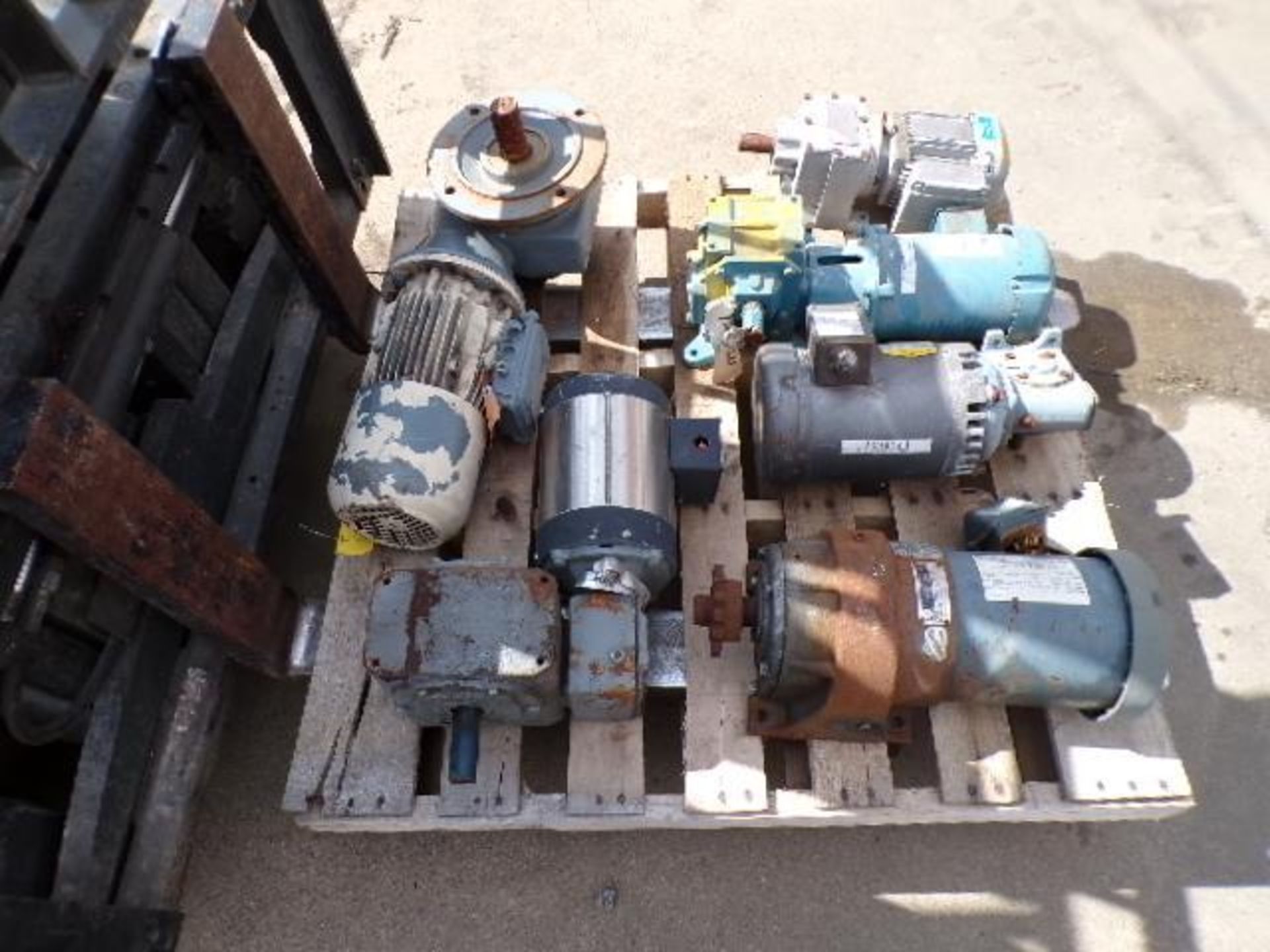 Pallet of (6) Assorted Gear Motors (Used)