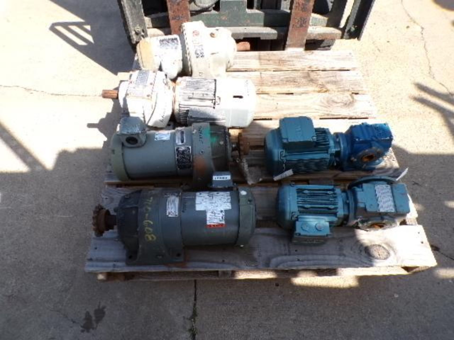 Pallet of Assorted Gear Motors, Various Sizes (Used) - Image 2 of 3