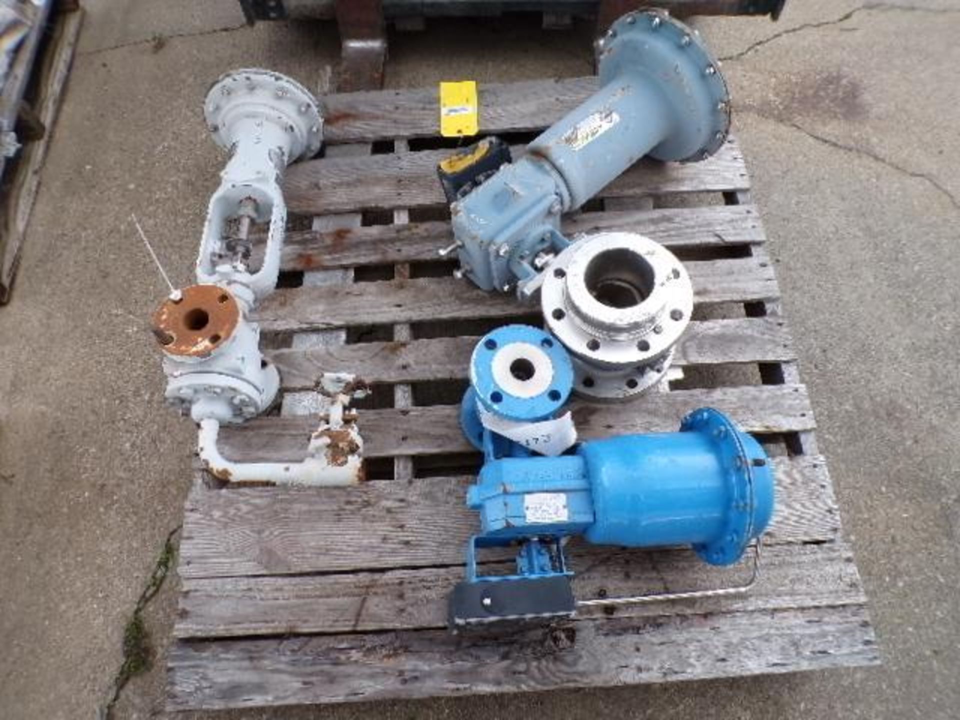 Pallet w/ (1) 1-1/2" Fisher Valve & (2) Ball Valves w/ Actuators (Used) - Image 2 of 3