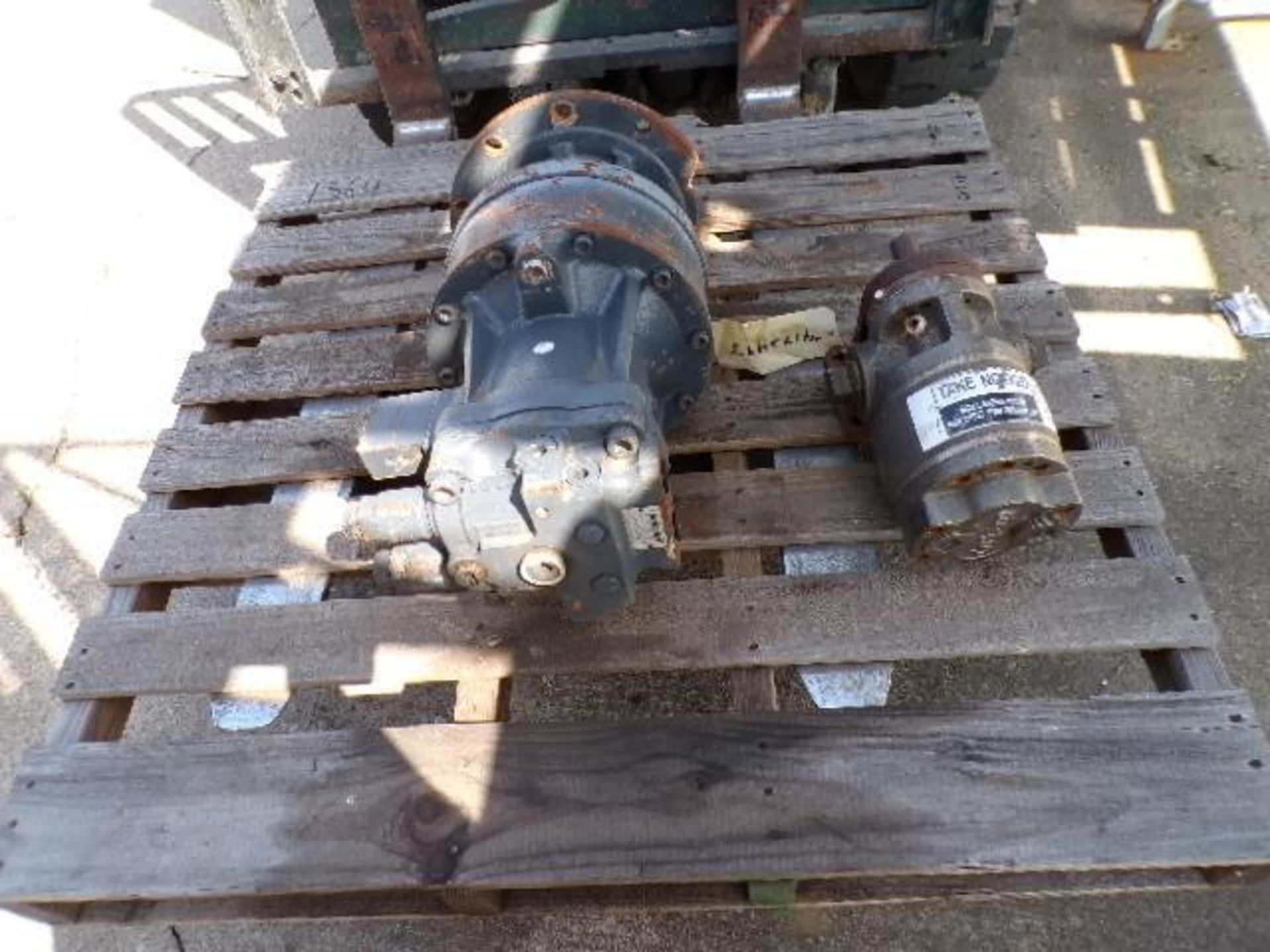 Pallet w/ (1) Doosan Hydraulic Piece & (1) Brown & Sharpe Rotary Gear Pump (Used) - Image 2 of 3