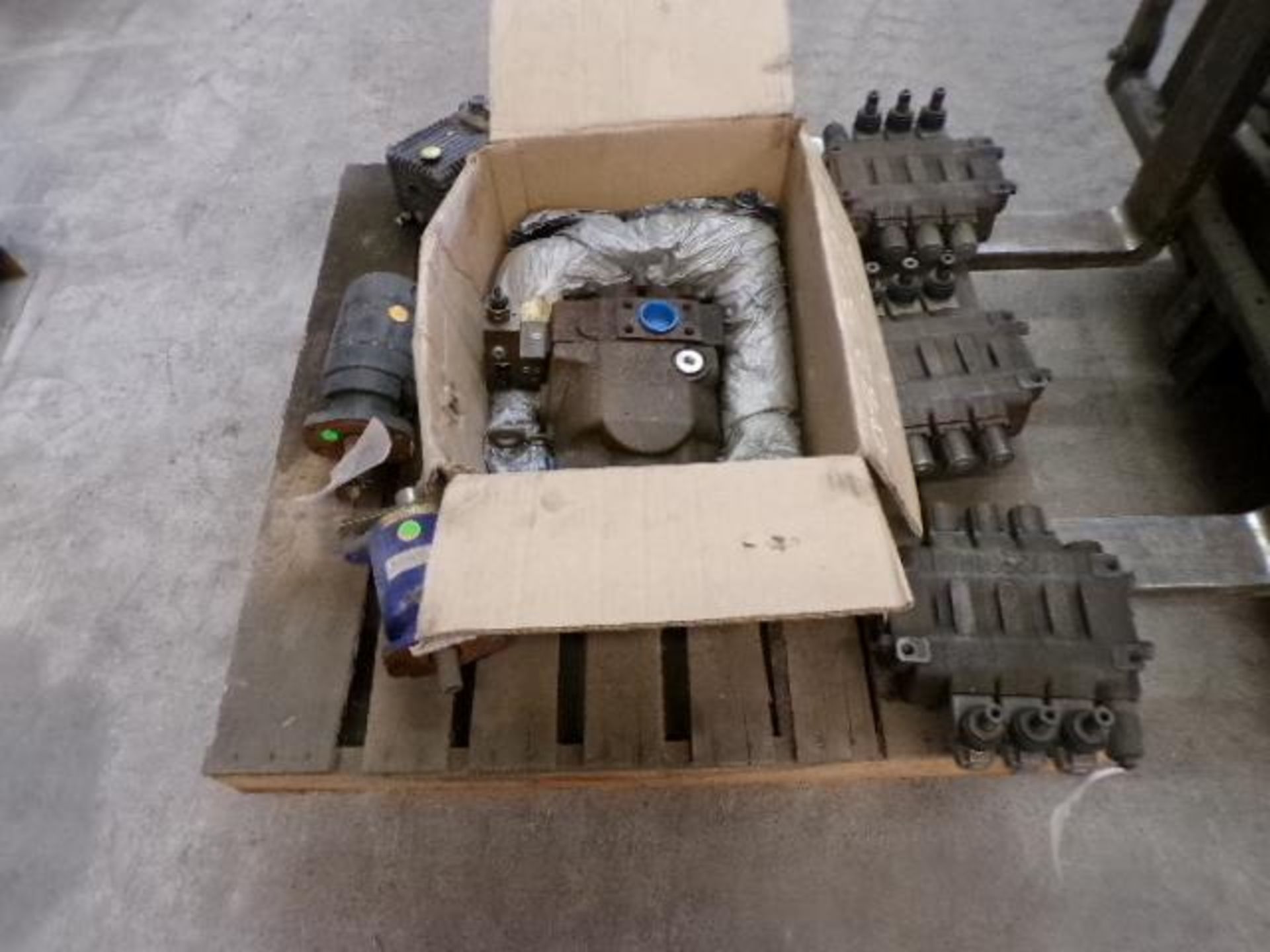 Pallet of Assorted Hydraulic Pumps & Valves - Image 3 of 4