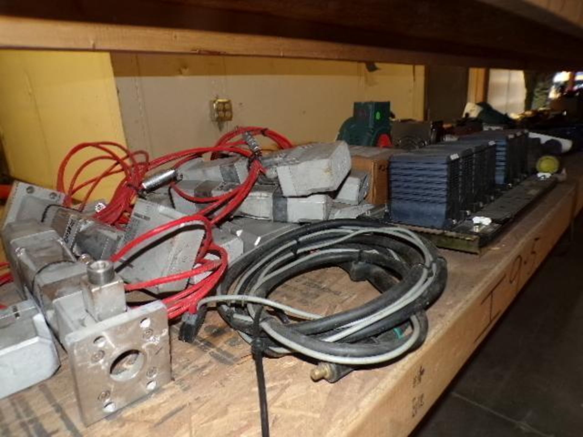 Contents of Shelf I-8-5-I-9-5; Electric Motors, Hydraulic Pump, Gearbox, Vogt Valves, Vibco, Foxboro - Image 6 of 11