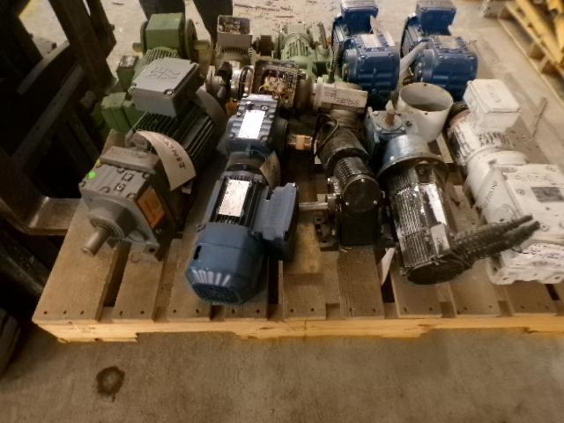 Pallet of Assorted Gear Motors - Image 3 of 3