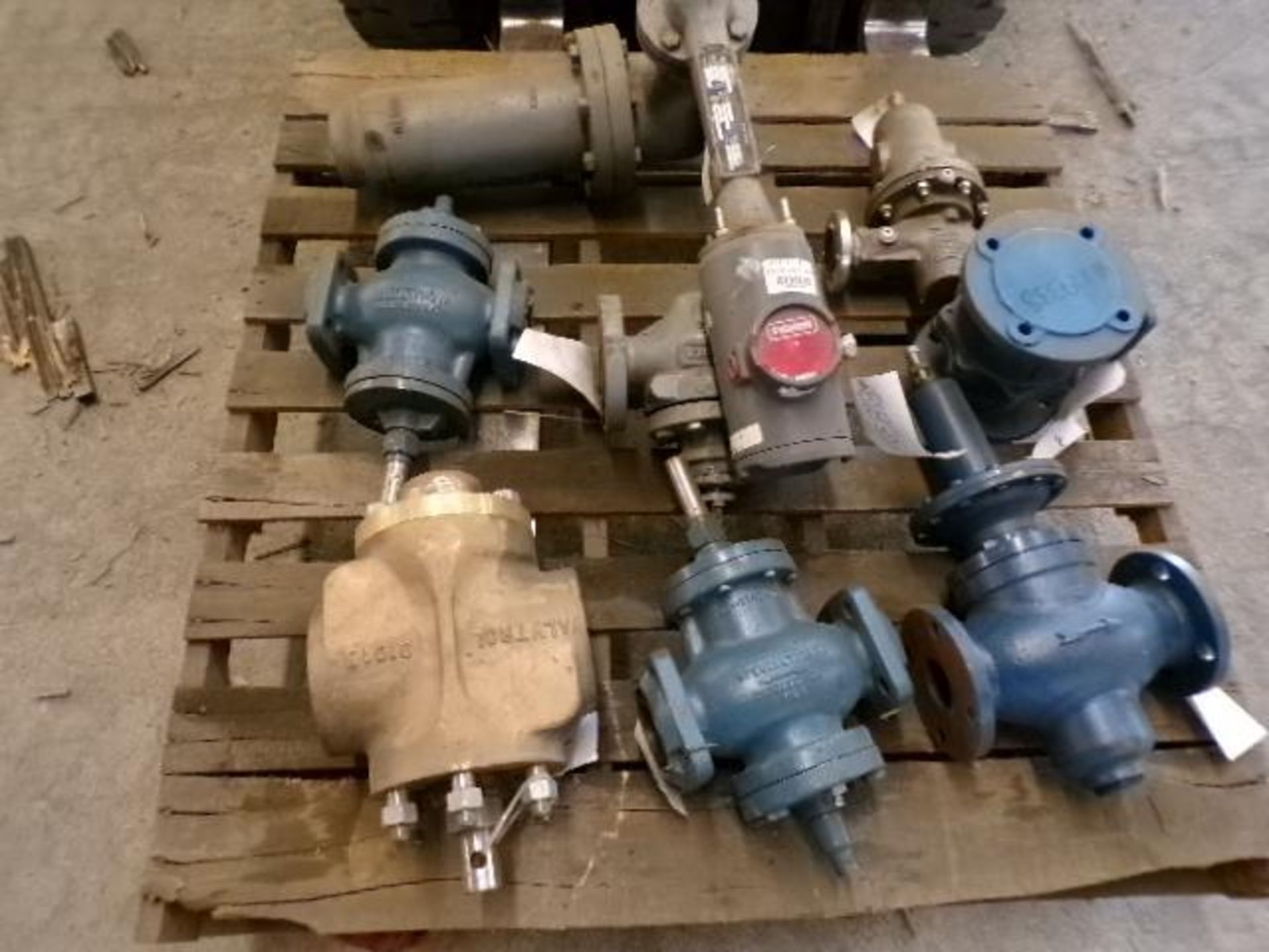 Pallet of Assorted Valves; Regulators, Ball Valves & (1) Fisher Valve - Image 2 of 3