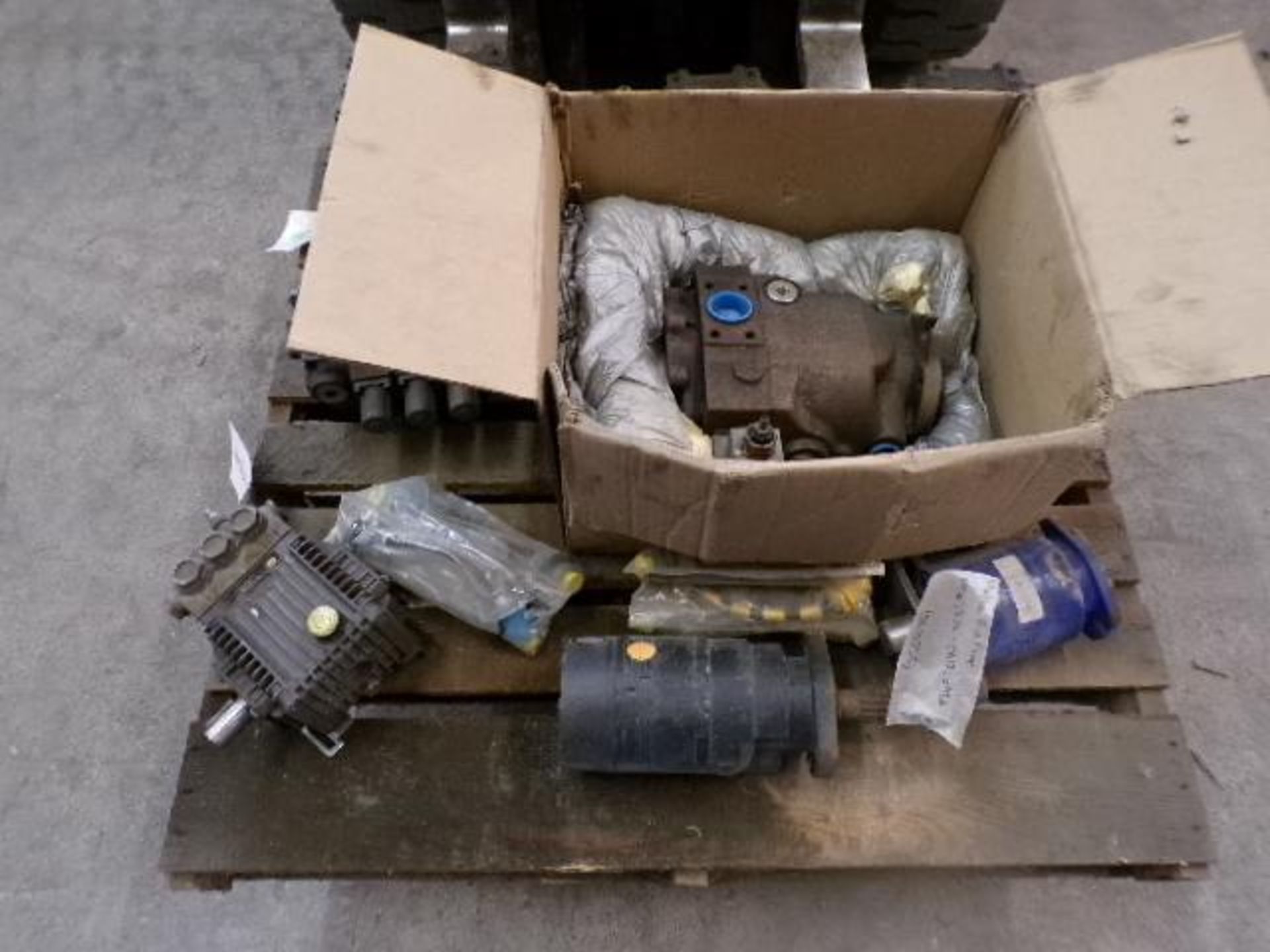 Pallet of Assorted Hydraulic Pumps & Valves - Image 2 of 4