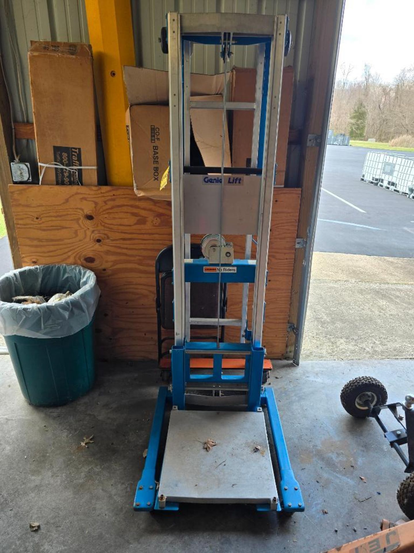 Genie Mechanical Material Lift, 350 LB. Capacity