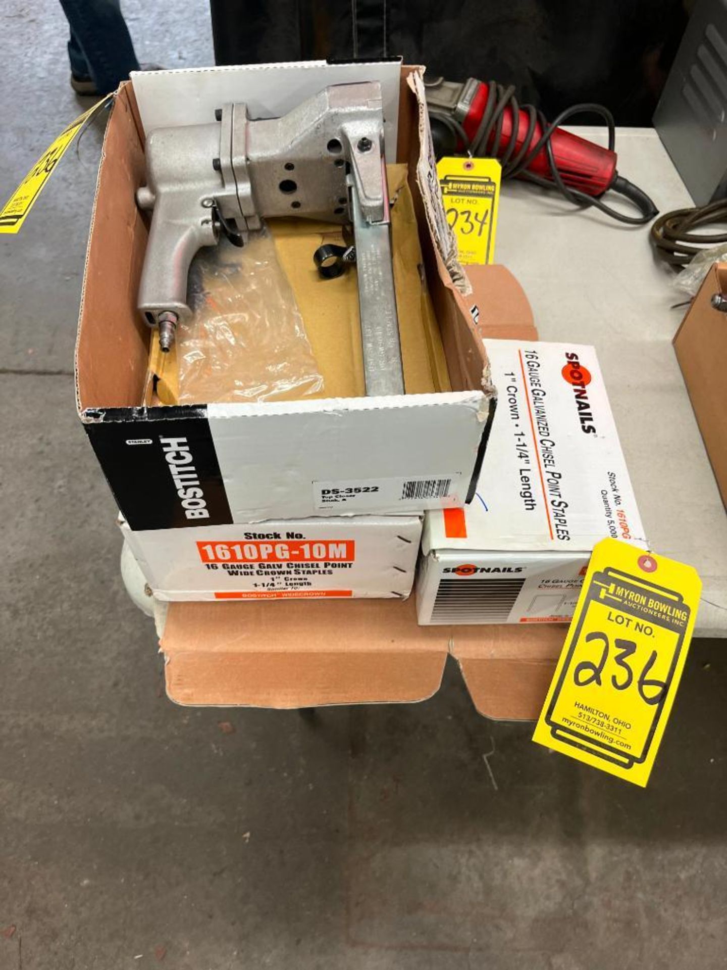 Bostitch Pneumatic Carton Stapler w / Staples