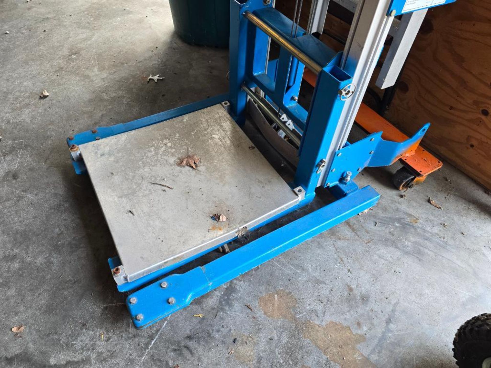 Genie Mechanical Material Lift, 350 LB. Capacity - Image 4 of 5