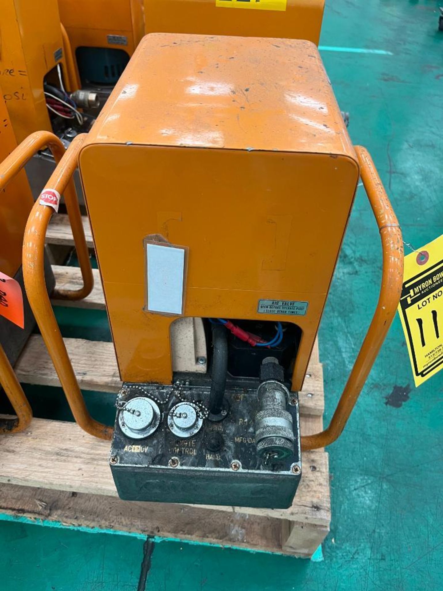 Husky Tools Hydraulic Pump, 3/4 HP, 10,000 PSI Max. Pressure, Model R-14EA