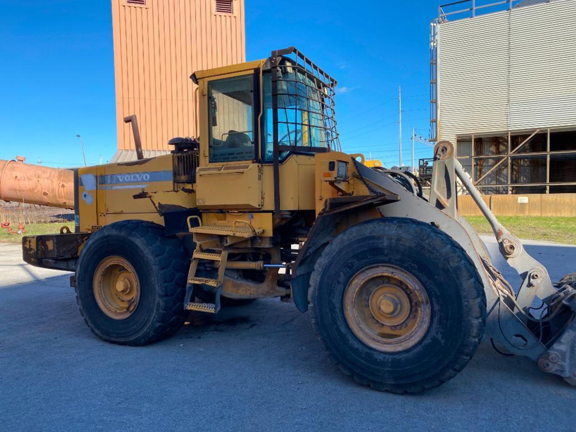 Volvo L120C Wheel Loader, Pin No. L120CV61861, 47,154 Hours, w/ Street Sweeper Attachment - Image 12 of 16