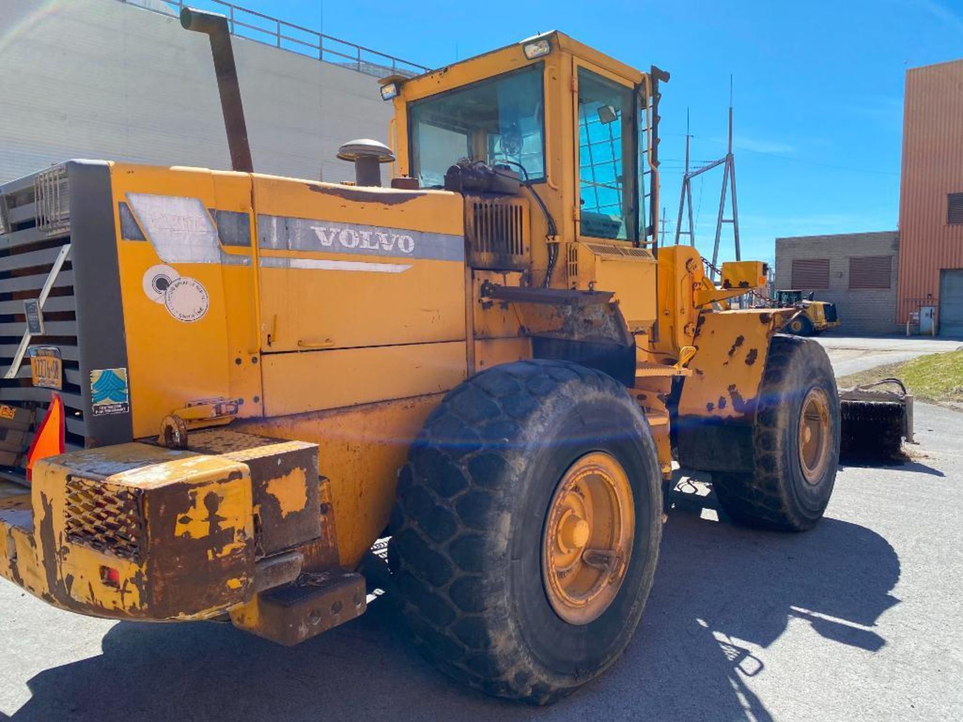 Volvo L120C Wheel Loader, Pin No. L120CV61861, 47,154 Hours, w/ Street Sweeper Attachment - Image 6 of 16